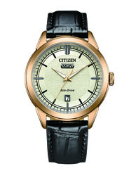Die Citizen HAU ECO Lederband braun gelb (Modellnummer AWO0153-04A) bietet umweltfreundliche Technologie und ein elegantes braunes Lederarmband mit gelben Akzenten. Diese Armbanduhr ist perfekt f&uuml;r den t&auml;glichen Gebrauch und sowohl formell als auch l&auml;ssig kombinierbar. Tragen Sie sie am Handgelenk, um deinem Outfit einen stilvollen und nachhaltigen Touch zu verleihen.