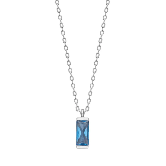 Die Silber Halskette mit blauem Stein, besticht durch ihr elegantes Design und einen auff&auml;lligen blauen Stein. Ideal f&uuml;r besondere Anl&auml;sse oder als t&auml;gliches Accessoire, f&uuml;gt sie jedem Outfit einen Hauch von Eleganz hinzu. Kombinieren Sie die Kette mit einem schlichten Kleid oder einer Bluse, um ihren besonderen Glanz hervorzuheben. Perfekt f&uuml;r stilvolle Auftritte.