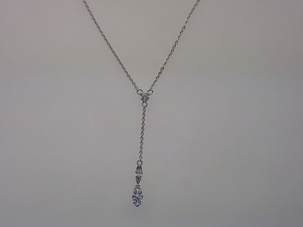 Das Produkt Collier Silber 925 rh Zirkonia 45 cm, Modellnummer 26-371, zeichnet sich durch hochwertiges 925er Silber mit funkelnden Zirkonia-Steinen aus. Diese stilvolle Halskette, mit einer L&auml;nge von 45 cm, passt perfekt zu elegantem Abendkleid oder schickem Alltagsoutfit. Tragen Sie es als glamour&ouml;ses Statement-Piece oder kombinieren Sie es mit anderen Schmuckst&uuml;cken f&uuml;r einen Layered-Look.