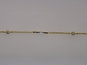 Das Armband Silbervergoldet mit Zirkonia (Modellnummer 26-375) ist ein elegantes Schmuckst&uuml;ck einer unbekannten Marke, das durch seine vergoldete Oberfl&auml;che und funkelnde Zirkoniasteine besticht. Mit einer L&auml;nge von 19 cm passt es perfekt ans Handgelenk. Tragen Sie es als Highlight zu eleganten oder allt&auml;glichen Outfits. Perfekt, um jedem Look einen Hauch von Glamour zu verleihen.