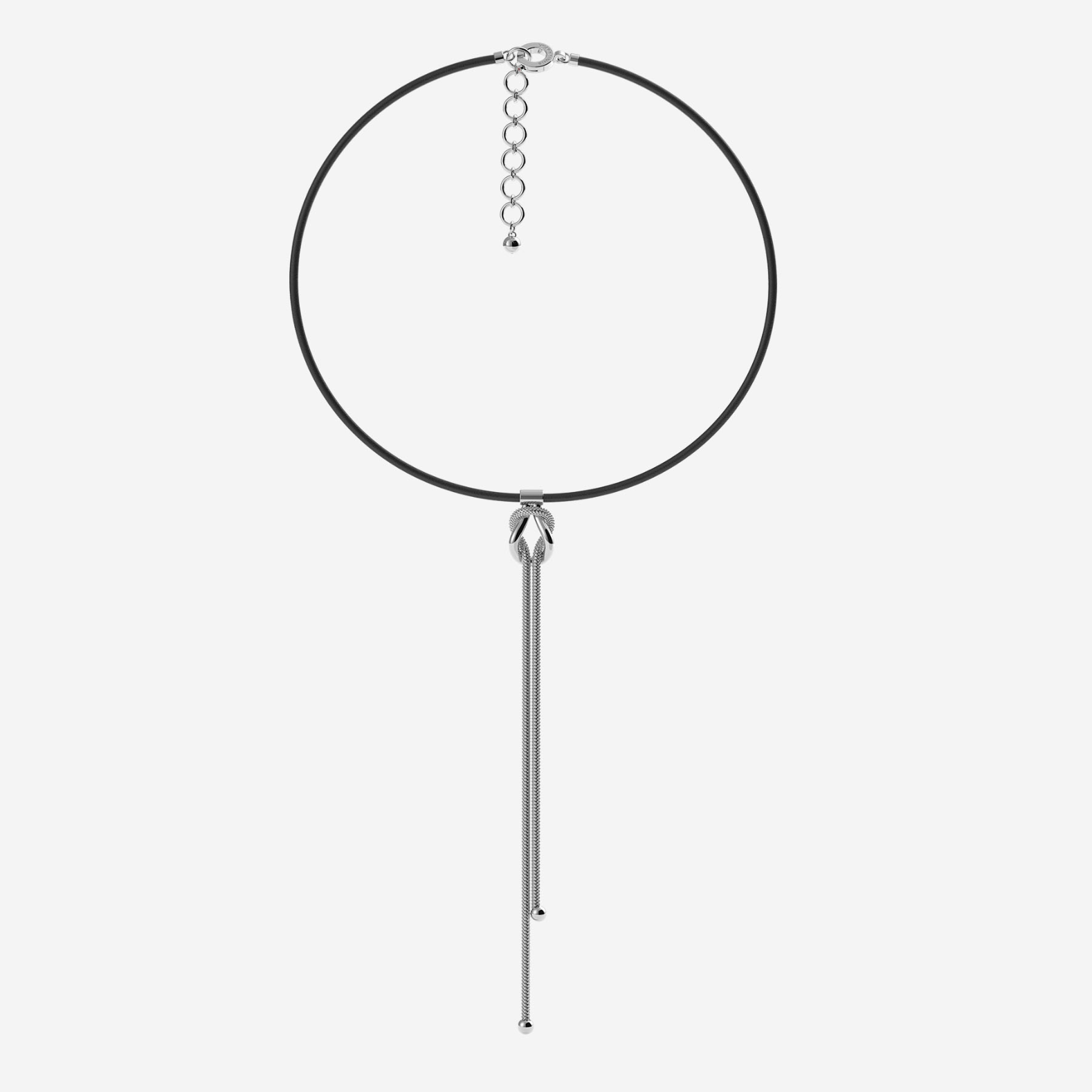 De Pianegonda Foedus Collier - Zilver & Leder (modelnummer PFON05) is een fantasievolle, zilverkleurige ketting van 925 sterlingzilver. Met een lengte van 450mm is het een prachtig sieraad voor elke gelegenheid. Draag deze ketting solo of combineer met andere zilveren sieraden voor een verfijnde look. Dit nieuwe sieraad is perfect voor modieuze en stijlvolle uitspattingen.
Halsketting van zwart leer met een hanger van 925 sterling zilver met een bolvormige textuur, een centrale knoop met twee hangertjes en een ronde karabijnsluiting bezet met een rode spinel. Verstelbare lengte met ringen.