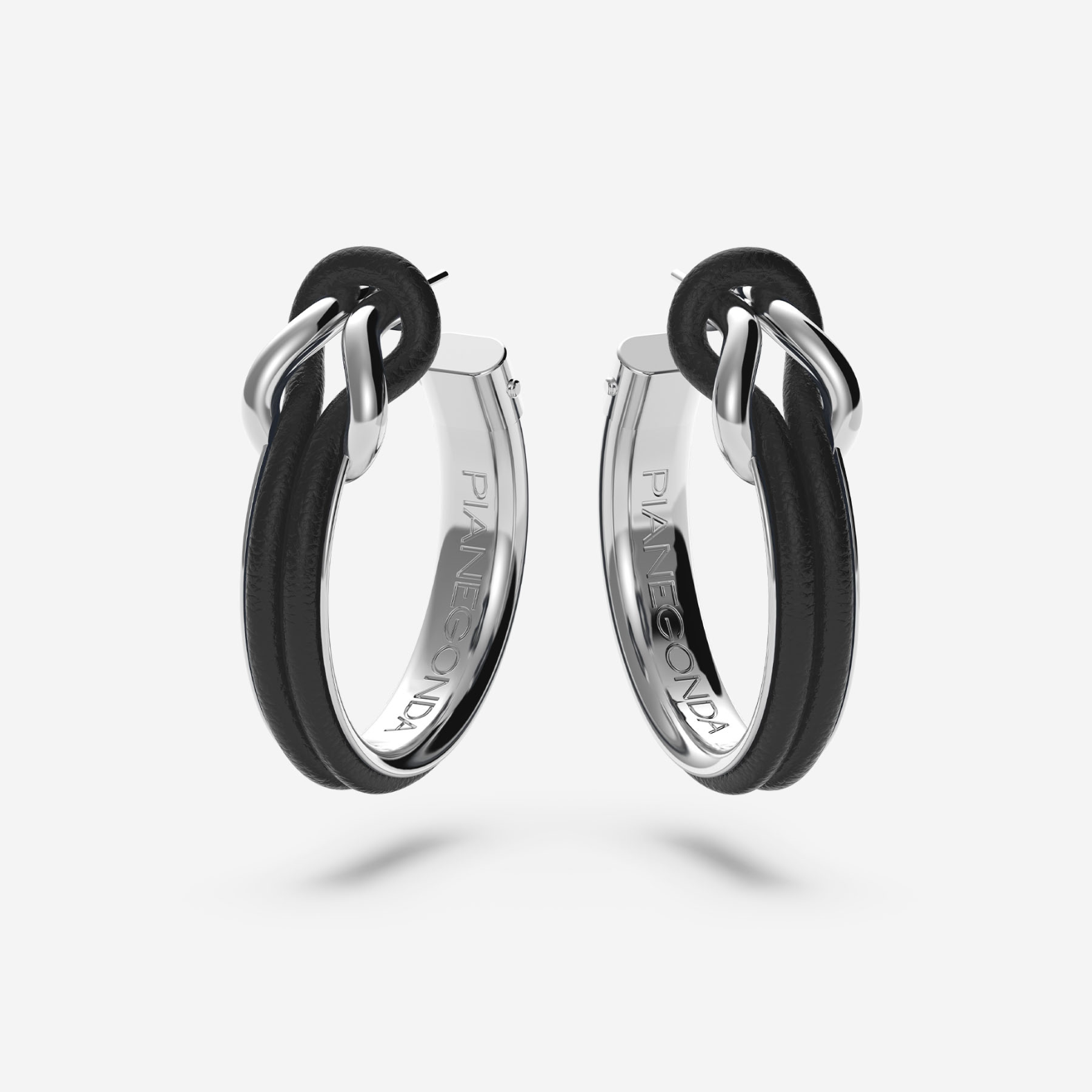 De Pianegonda Oorbellen Foedus met modelnummer PFOE04 zijn stijlvolle oorbellen van 925 sterling zilver en leder. Met een doorsnede van 35 mm en zilverkleurige afwerking stralen ze elegantie uit. Ze zijn perfect voor zowel formele als informele gelegenheden. Draag ze met opgestoken haar of een elegante outfit voor de beste uitstraling. Nieuwe staat garandeert topkwaliteit.