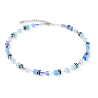 GeoCUBE&reg; Iconische ketting aquablauw
Fris, verfijnd en eigentijds: de GeoCUBE&reg; Iconic Necklace in aquablauw geeft een nieuwe interpretatie aan het kenmerkende kubusdesign met een koel, harmonieus kleurenpalet. Zachte aquatinten, levendige blauwtinten en kristalheldere accenten cre&euml;ren een ritmische, lichte compositie.

Perfect voor zomerse outfits, zakelijke looks of om je dagelijkse look een frisse en heldere uitstraling te geven.