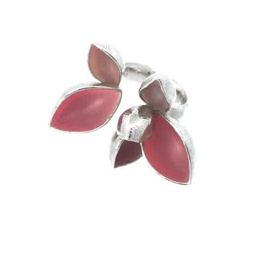 Der Ring Becherling Silber, Platin Pink, Modellnummer RING BECHERLING SILBER, PLATIN PINK, ist ein elegantes Schmuckst&uuml;ck in Gr&ouml;&szlig;e 58, variabel Dieser Schmuckring kombiniert zeitloses Silber mit edlem Platin und einem Hauch von Pink. Tragen Sie ihn als Highlight zu casual oder eleganten Outfits, um Ihrem Look einen Hauch von Raffinesse zu verleihen. Perfekt f&uuml;r jede Gelegenheit.