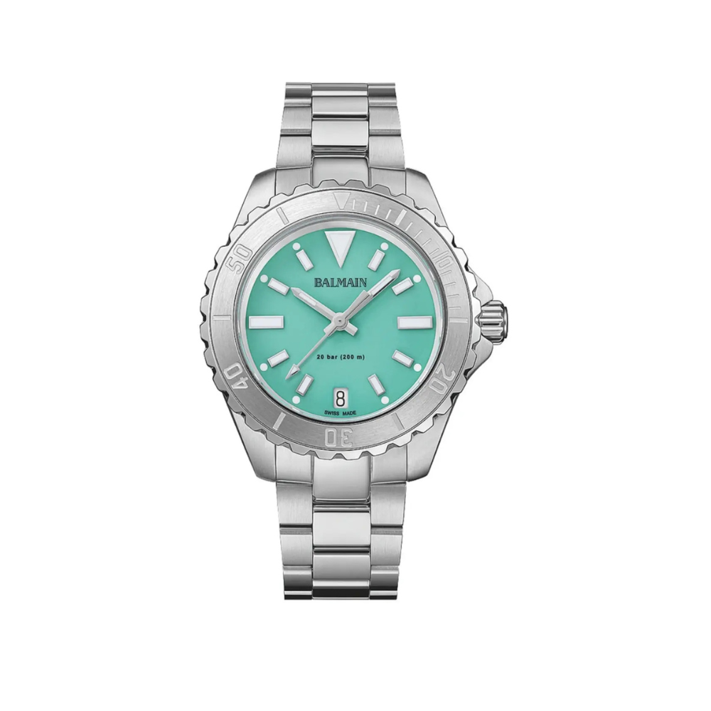 De MINT GREEN, STEEL, STEEL horloge met modelnummer B46313375 heeft een zilverkleurige roestvrijstalen band, een kast van roestvrij staal, een wijzerplaat van 34,5 mm en een datumfunctie. Draag dit elegante horloge als accessoire bij zowel formele als informele outfits voor een stijlvolle, tijdloze uitstraling. Perfect voor dagelijks gebruik of speciale gelegenheden.