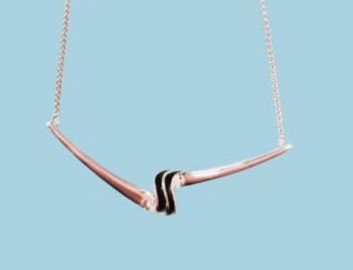 Zilveren choker met golfmotief 45 cm geoxideerd. Bijpassende oorbellen en ring. Art Nouveau
