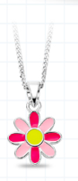 Bellini zilveren hanger in de vorm van een bloem met roze details. De oorstekers zijn onderdeel van een set. Maak de set compleet met de bijpassende oorsieraden en collier. Alle Bellini kindersieraden worden geleverd in het bijbehorende roze buideltje en zijn een perfect cadeau voor een verjaardag, zwemdiploma, communie of andere feestelijke gelegenheid. Bellini for kids is een sieradenlijn welke speciaal voor de jonge meisjes is ontworpen. De gehele Bellini collectie is gemaakt van het eerste gehalte zilver (925) en voorzien van zirkonia's of vrolijk gekleurd emaille.