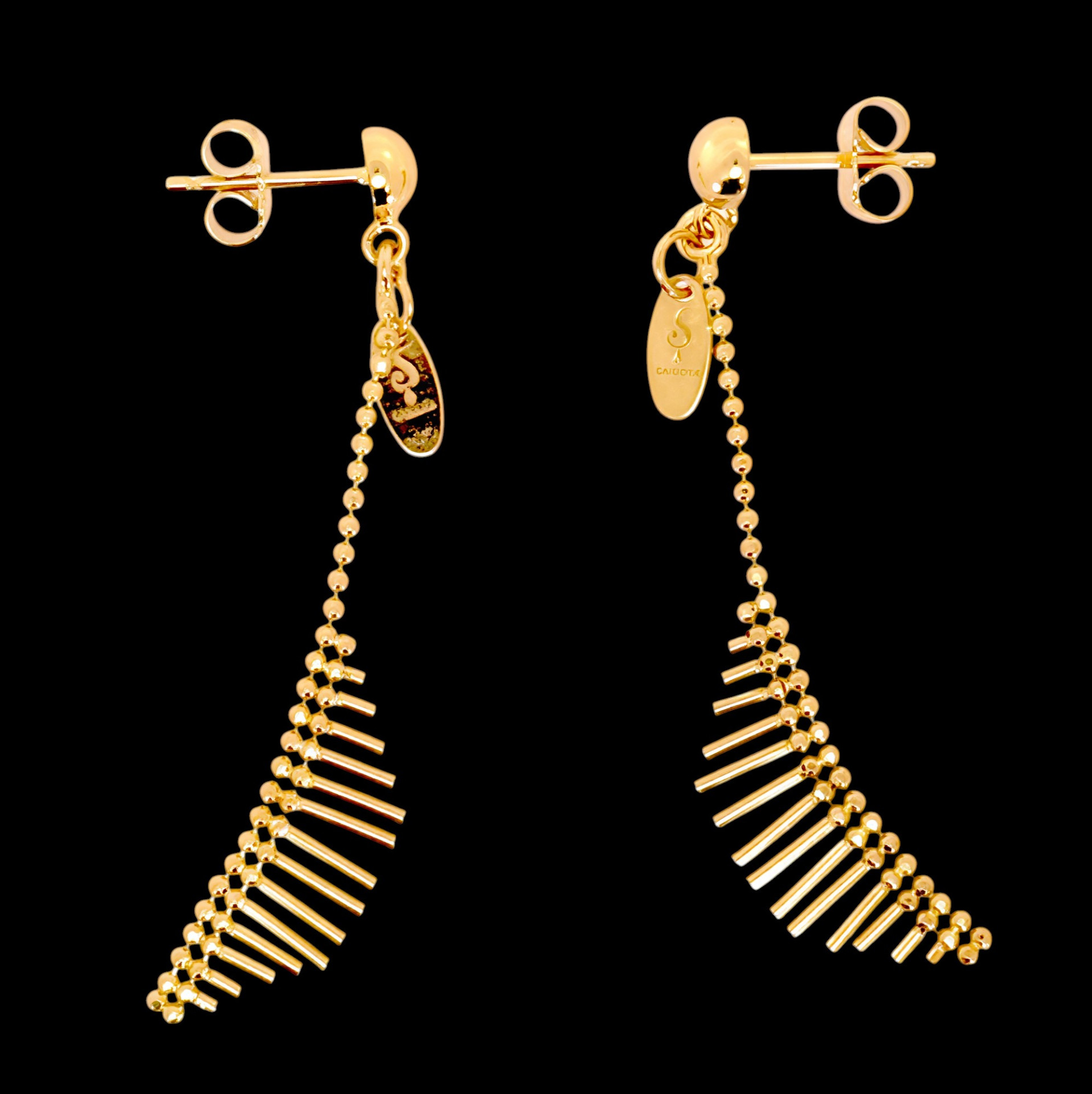Zilver vergulde oorsieraden in art deco / catsby style
Met deze elegante jaren 30-stijl oorhangers krijg jij je 'shine' moment zeker voor elkaar. draag ze op een feestje of een festival en je bent helemaal de bom

