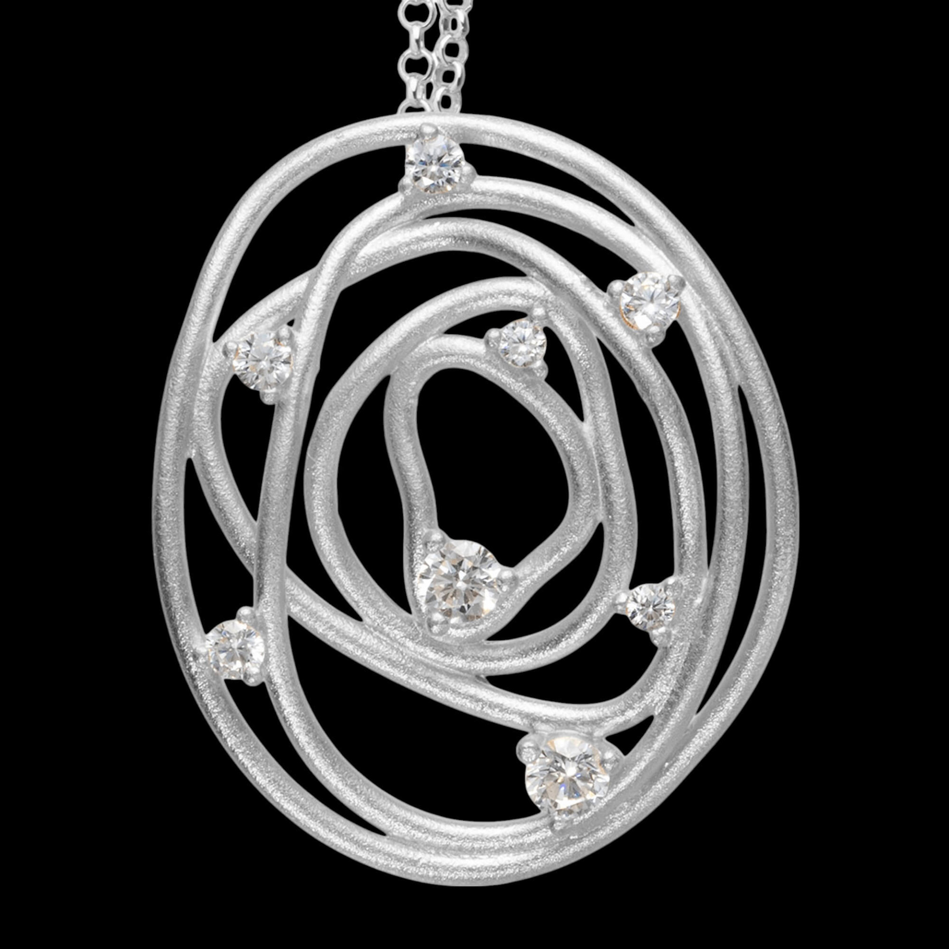 Elegante zilveren draadhanger met ketting, versierd met 8 stralende zirkonia-steentjes. Perfect te combineren met de bijpassende ring en oorbellen voor een verfijnde look

met ankerschakel-collier 42+3cm

