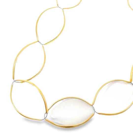 Die Halskette Oval gebogen,  ist ein vergoldetes Silber-Schmuckst&uuml;ck. Diese elegante Kette mit einer L&auml;nge von 1100 mm passt perfekt zu formellen Anl&auml;ssen oder als Statement-Piece f&uuml;r den Alltag. Tragen Sie sie alleine, um ihre Einzigartigkeit zu betonen, oder kombinieren Sie sie mit anderen Schmuckst&uuml;cken f&uuml;r einen trendigen Layering-Look.