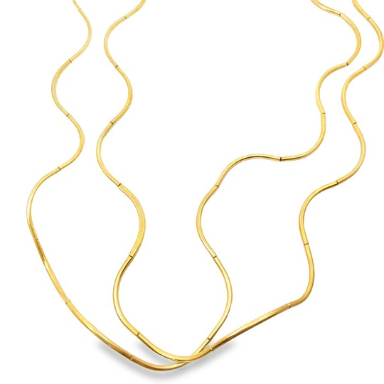 Die Kette Bogenfein in Silber vergoldet, ist ein exquisiter Schmuck aus der Kategorie "Jewel". hat sie eine beachtliche L&auml;nge von 1350 mm.. Sie l&auml;sst sich doppelt am besten auf schlichten Oberteilen tragen, um ihrem eleganten Design den perfekten Rahmen zu bieten.