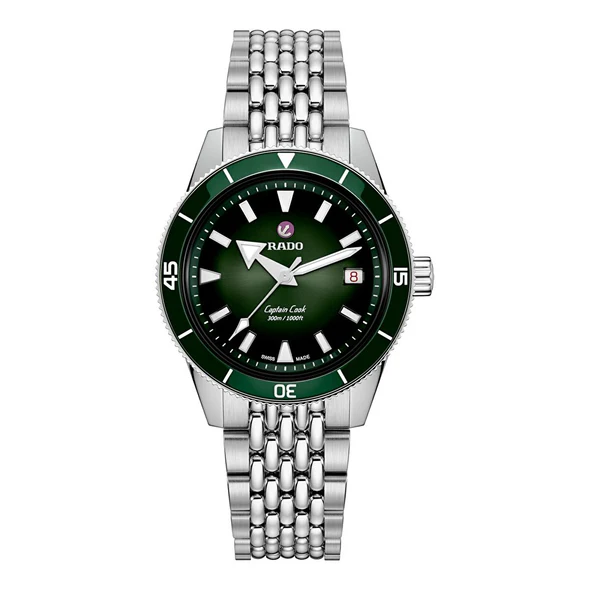 De Rado Captain Cook R32223313 is een elegante polshorloge met een groene wijzerplaat en een zilverkleurige roestvrijstalen kast en band. Dit automatische horloge heeft een analoge weergave, een datumfunctie en krasbestendig saffierglas. Waterdichtheid tot 30 meter. Perfect voor dagelijks gebruik en speciale gelegenheden. Ideaal te dragen om stijl en precisie te combineren.