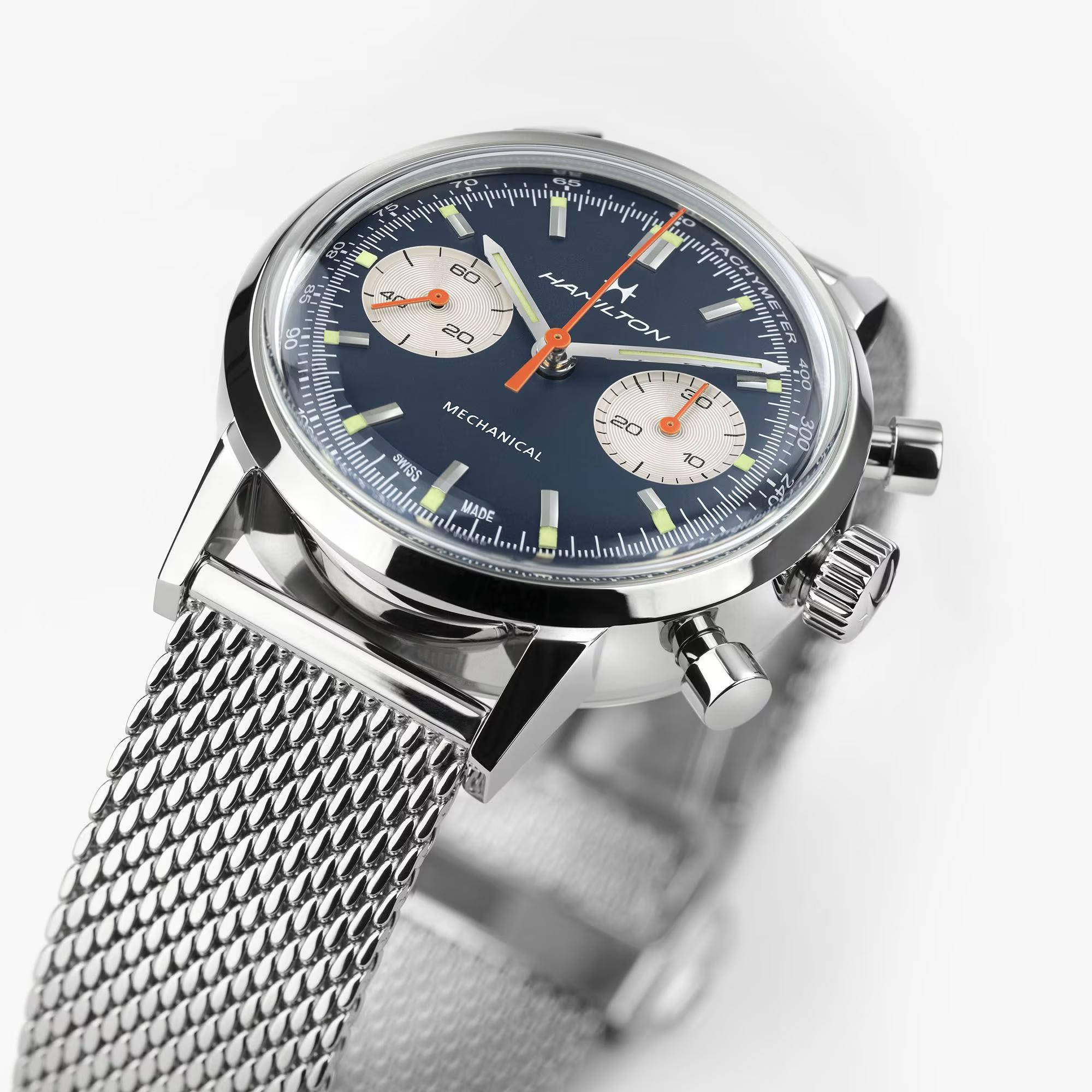 Dynamisch en gedurfd: de American Classic Chronograph 40mm met blauwe wijzerplaat en oranje chronograafwijzers vangt de energie van de racecultuur uit de jaren &rsquo;60 en &rsquo;70. De levendige kleurencombinatie maakt een opvallende indruk, perfect aangevuld met een geperforeerde band voor een authentieke motorsportlook. Deze automatische chronograaf wordt geleverd als set met een tweede veelzijdige meshband, en is gemaakt voor mensen die op volle toeren van het leven genieten.