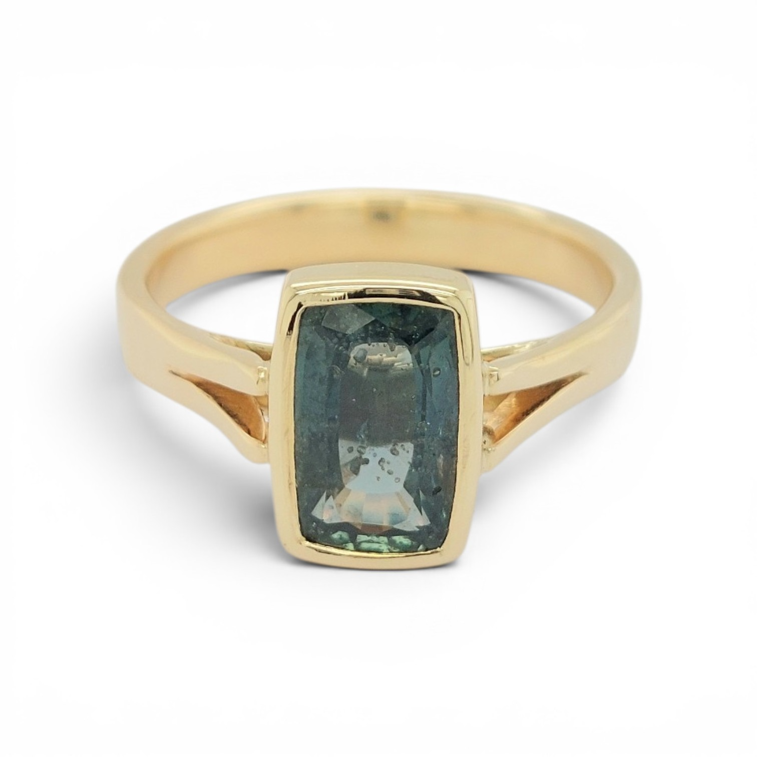 14kt gouden ring met 9.61x6.25 saffier. De steen is antiek geslepen en heeft een fancy kleur