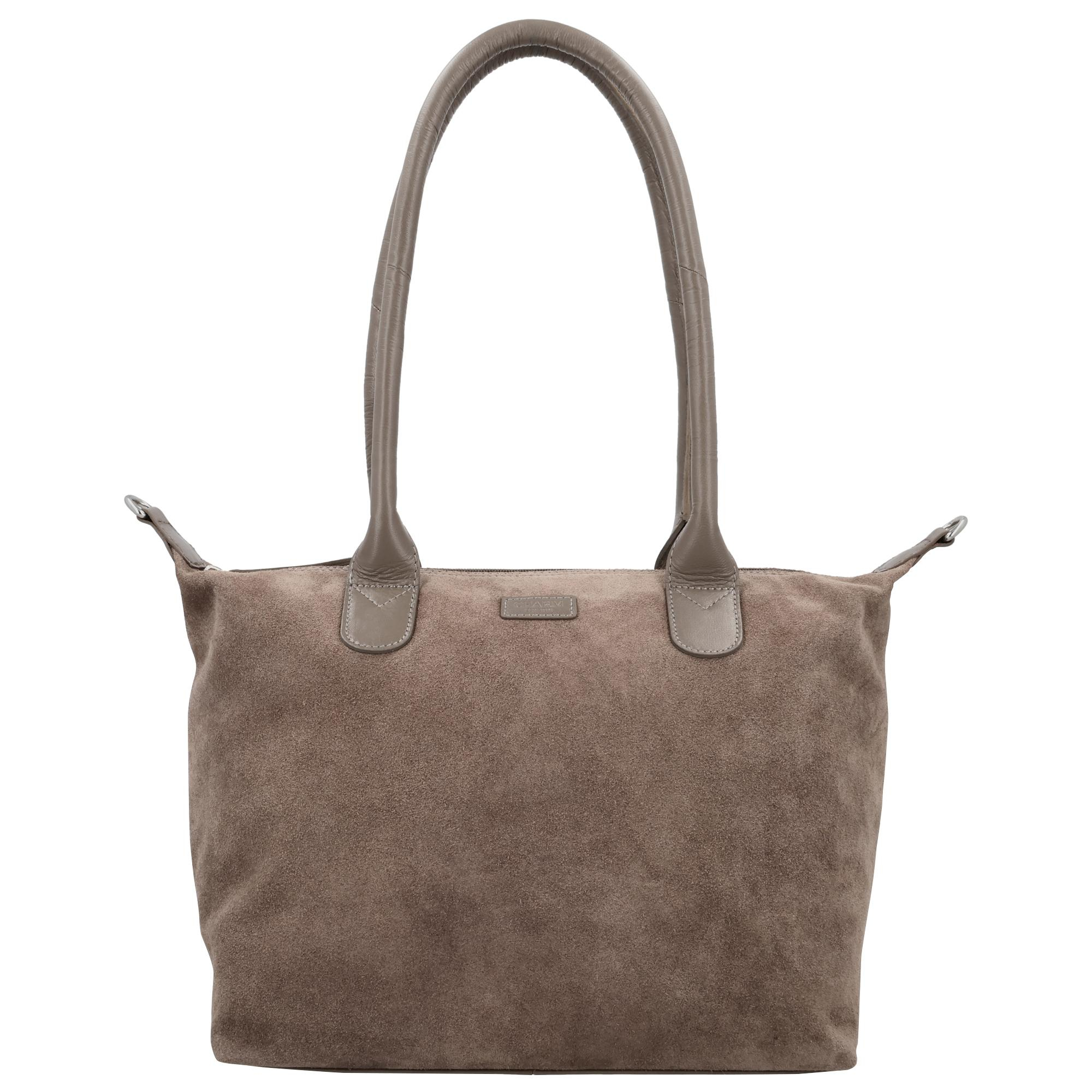De Charm London Buckingham Royale Shopper is een elegante en luxe tas met een zachte su&egrave;de look, prachtig afgewerkt met leren details. De shopper sluit met een rits zodat je je spullen veilig opbergt en de tas een nette, stijlvolle uitstraling behoudt. Binnenin vind je twee insteekvakken en een ritsvak waarmee je je essentials overzichtelijk meeneemt.

Aan de achterkant zit een extra ritsvak voor items die je snel wilt pakken. Dankzij de lange afneembare en verstelbare schouderband draag je de shopper op de manier die jij prettig vindt, in de hand, over de schouder of crossbody.

Kenmerken:


&bull; Luxe shopper met su&egrave;de look
&bull; Afgewerkt met leren details
&bull; Sluiting met ritssluiting
&bull; Twee insteekvakken aan de binnenkant
&bull; Binnenvak met rits
&bull; Achterritsvak
&bull; Lange afneembare en verstelbare schouderband