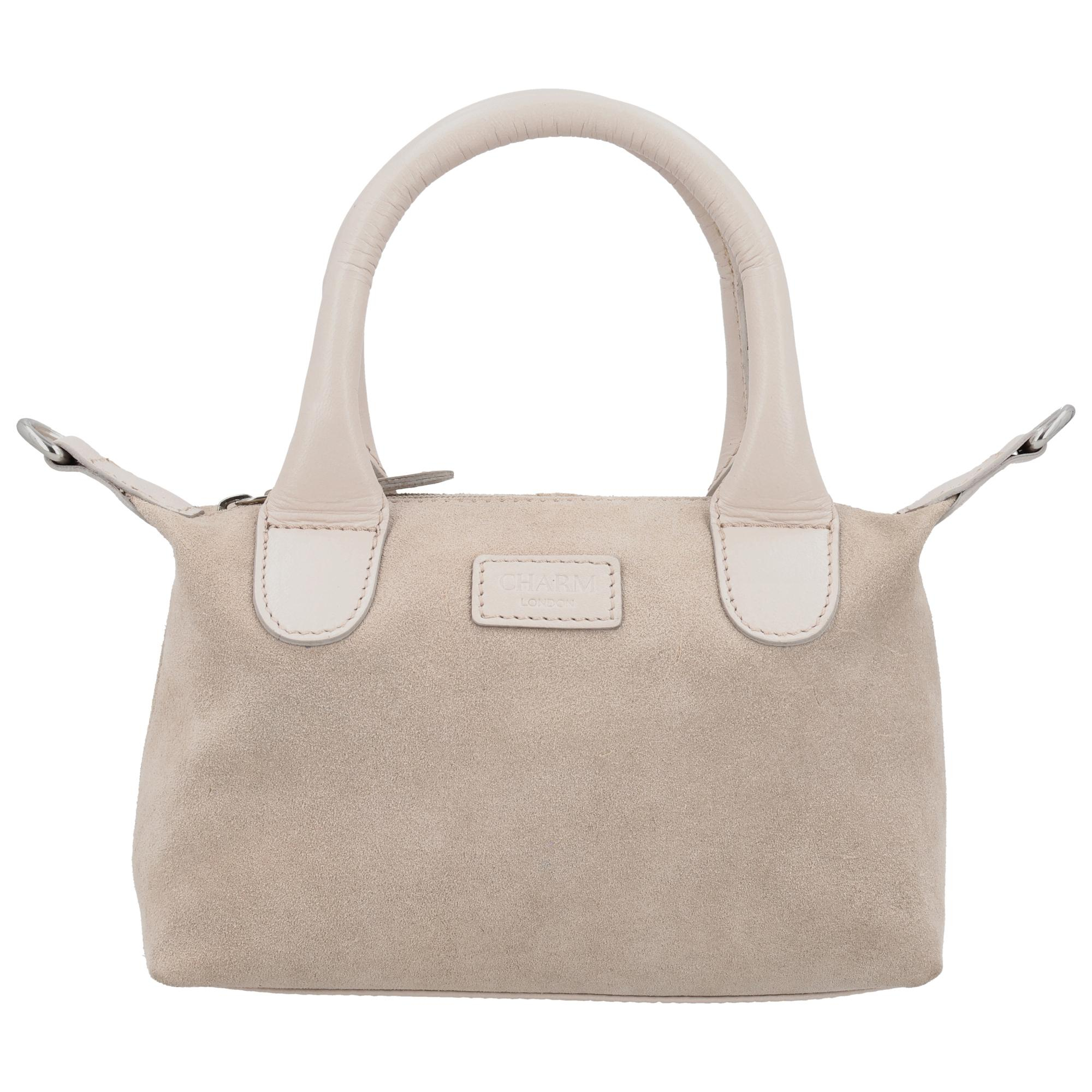 De Charm London Buckingham Royale Handtas is een elegante en luxe tas met een zachte su&egrave;de look, prachtig afgewerkt met leren details. De tas sluit met een rits zodat je je spullen veilig opbergt en de stijlvolle uitstraling behouden blijft. Binnenin vind je een ritsvak waarmee je je essentials netjes organiseert.

De handtas wordt geleverd met een verstelbare en afneembare schouderband waardoor je haar zowel in de hand, over de schouder als crossbody draagt. Het compacte, luxe ontwerp maakt deze tas ideaal voor dagelijks gebruik of een chique gelegenheid.

Kenmerken:


&bull; Luxe handtas met su&egrave;de look
&bull; Afgewerkt met leren details
&bull; Sluiting met ritssluiting
&bull; Binnenvak met rits
&bull; Verstelbare en afneembare schouderband