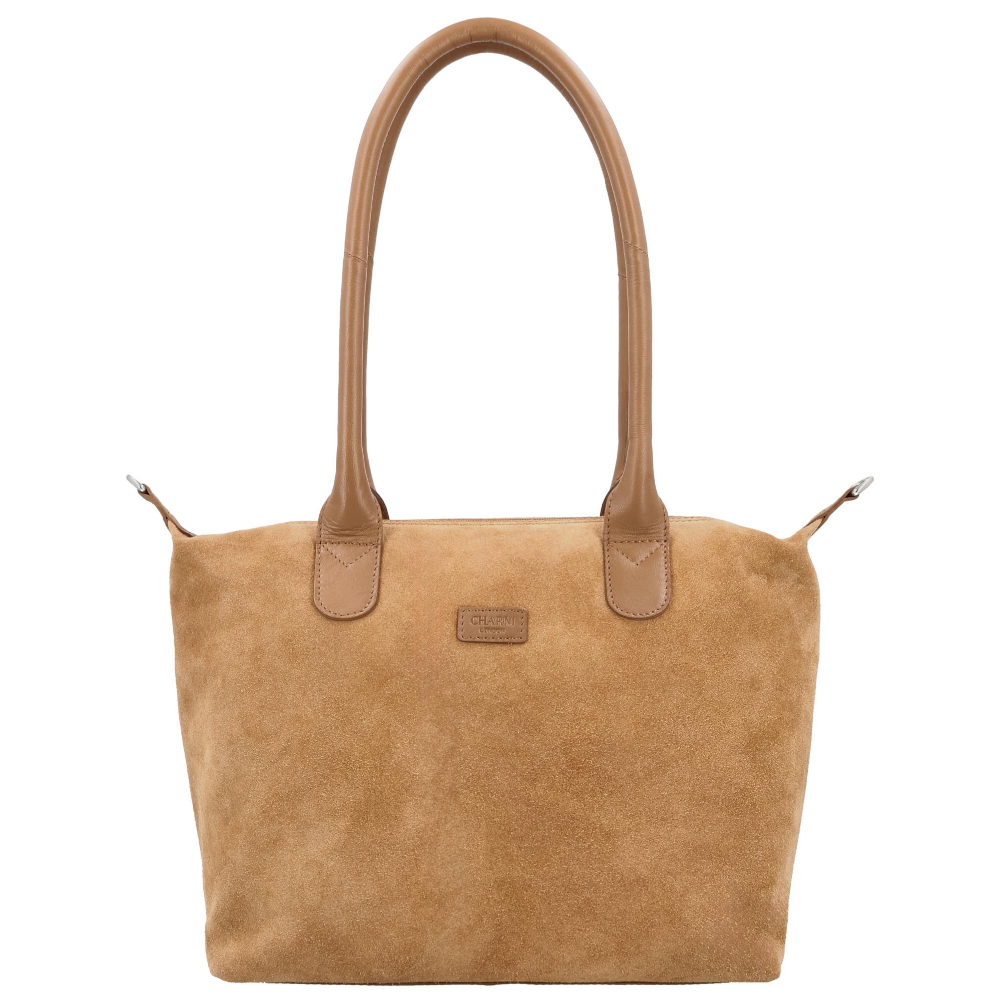 De Charm London Buckingham Royale Shopper is een elegante en luxe tas met een zachte su&egrave;de look, prachtig afgewerkt met leren details. De shopper sluit met een rits zodat je je spullen veilig opbergt en de tas een nette, stijlvolle uitstraling behoudt. Binnenin vind je twee insteekvakken en een ritsvak waarmee je je essentials overzichtelijk meeneemt.

Aan de achterkant zit een extra ritsvak voor items die je snel wilt pakken. Dankzij de lange afneembare en verstelbare schouderband draag je de shopper op de manier die jij prettig vindt, in de hand, over de schouder of crossbody.

Kenmerken:


&bull; Luxe shopper met su&egrave;de look
&bull; Afgewerkt met leren details
&bull; Sluiting met ritssluiting
&bull; Twee insteekvakken aan de binnenkant
&bull; Binnenvak met rits
&bull; Achterritsvak
&bull; Lange afneembare en verstelbare schouderband