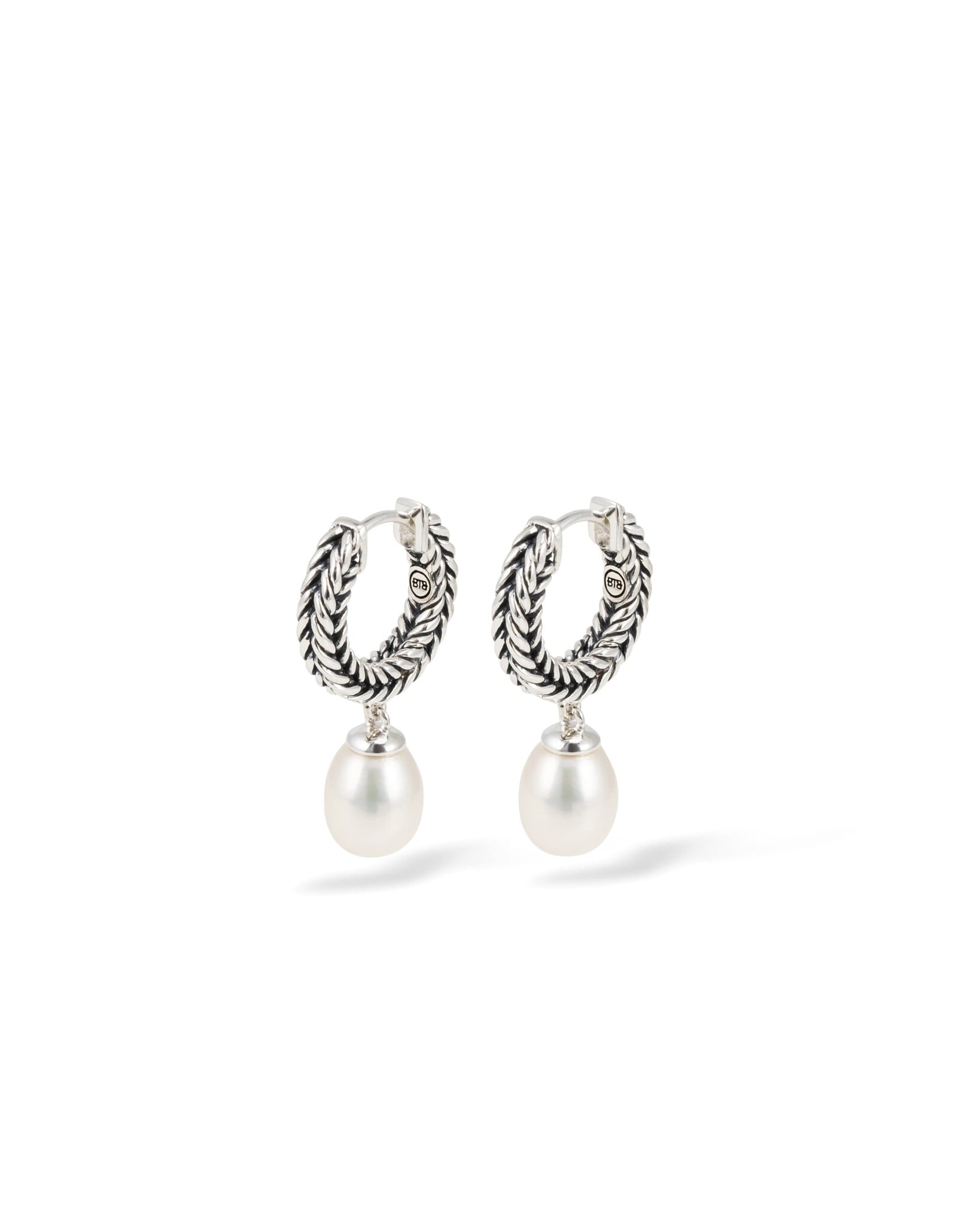 De Barbara schakel hoops met parel combineren de iconische Barbara schakel met de zachte glans van een parel voor een elegante, maar stoere uitstraling.