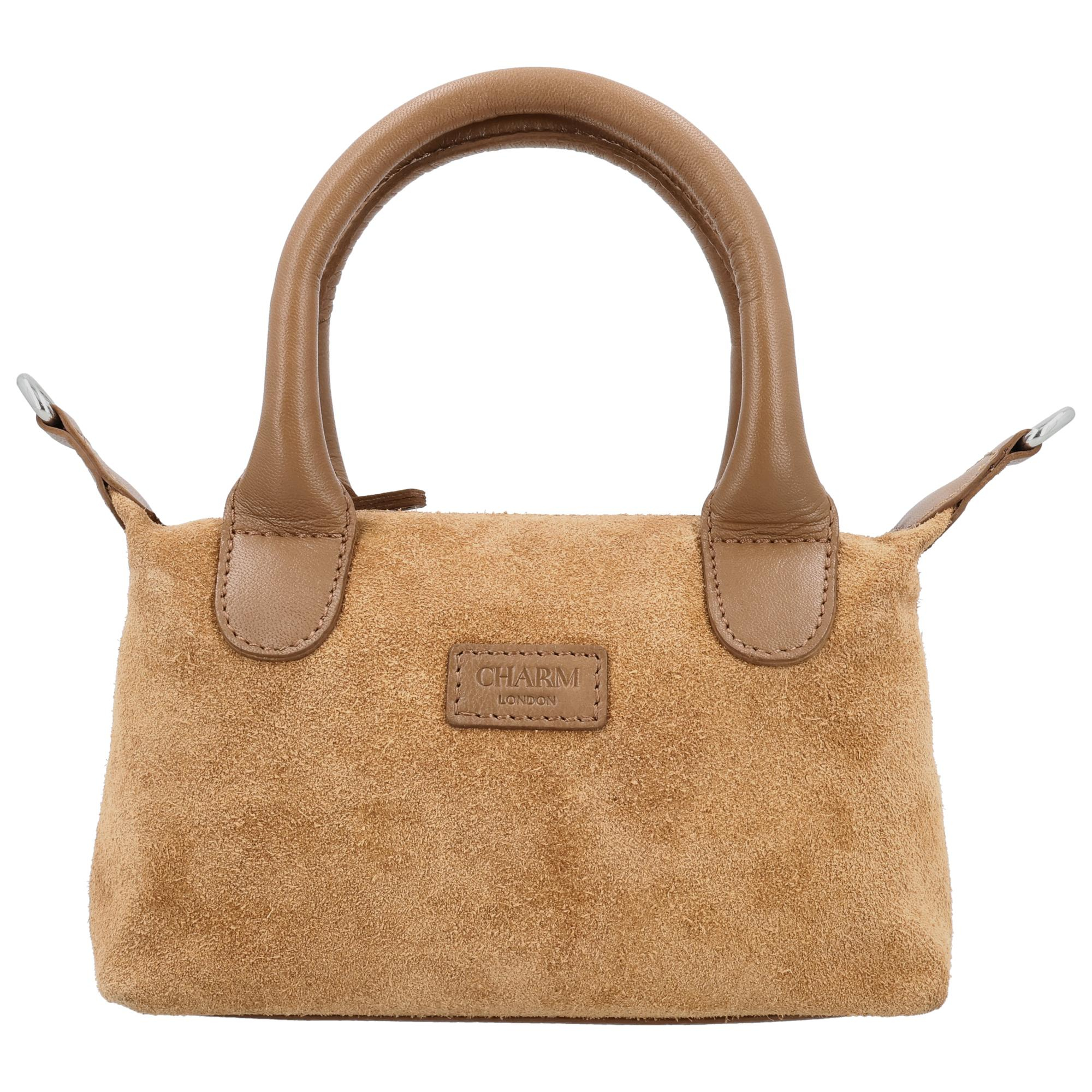 De Charm London Buckingham Royale Handtas is een elegante en luxe tas met een zachte su&egrave;de look, prachtig afgewerkt met leren details. De tas sluit met een rits zodat je je spullen veilig opbergt en de stijlvolle uitstraling behouden blijft. Binnenin vind je een ritsvak waarmee je je essentials netjes organiseert.

De handtas wordt geleverd met een verstelbare en afneembare schouderband waardoor je haar zowel in de hand, over de schouder als crossbody draagt. Het compacte, luxe ontwerp maakt deze tas ideaal voor dagelijks gebruik of een chique gelegenheid.

Kenmerken:


&bull; Luxe handtas met su&egrave;de look
&bull; Afgewerkt met leren details
&bull; Sluiting met ritssluiting
&bull; Binnenvak met rits
&bull; Verstelbare en afneembare schouderband