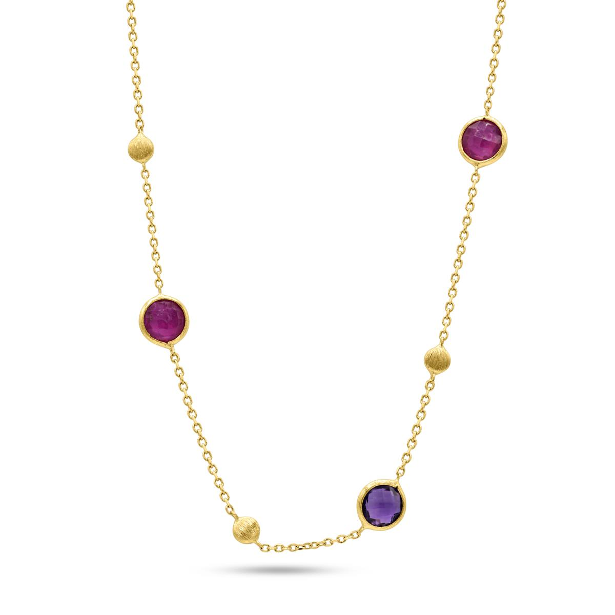 Een elegante geelgouden ketting straalt pure verfijning uit met haar warme gouden glans, diep paarse amethist en sprankelende robijnrode accenten. De kleurrijke edelstenen dansen sierlijk samen en geven het juweel een luxueuze, romantische uitstraling vol karakter en charme. Een tijdloos sieraad dat elke outfit laat bloeien met een vleugje koninklijke elegantie.
