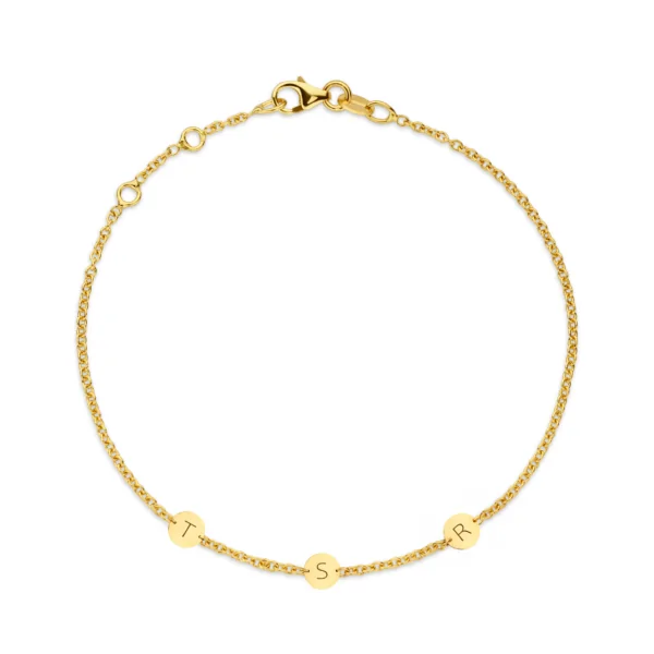 De Minioro Gouden Armband1 is een verfijnd sieraad gemaakt van 14-karaats goud. Deze prachtige armband voegt een vleugje elegantie toe aan elke outfit. Draag het solo voor een minimalistische look of combineer het met andere sieraden voor een gelaagd effect. Perfect voor dagelijks gebruik of speciale gelegenheden.