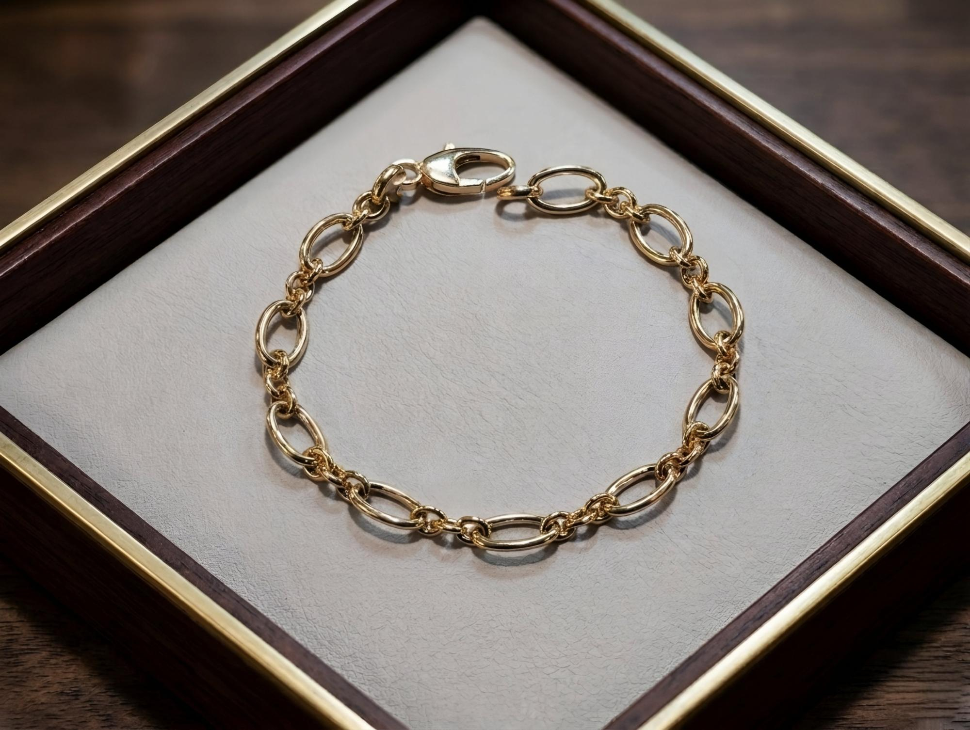 Een 8 Karaat schakel armband met een massieve 925 Sterling zilveren kern. 
Het 8 karaat weegt totaal 5.1 Gram en bevat 33,3% Goud.