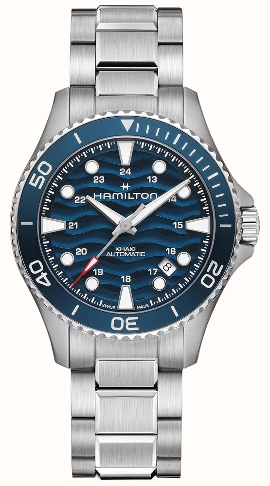 De Khaki Navy Scuba Auto 40 mm geeft de collectie een gedurfde nieuwe uitstraling. Een blauwgelakte wijzerplaat met een gestempeld golfpatroon in reli&euml;f wordt gecombineerd met een vernieuwde typografie op de bezel, wat zorgt voor een moderne, dynamische look die is ge&iuml;nspireerd op de oceaan. Een waterbestendigheid tot 100 meter, een geschroefde kroon en een in &eacute;&eacute;n richting draaiende bezel met 60-minutenmarkering: dit model combineert de essenti&euml;le kenmerken van een functioneel horloge in duikersstijl met een verfijnde veelzijdigheid voor dagelijks gebruik. Deze nieuwe versie is voorzien van een roestvrijstalen band en is verkrijgbaar in vijf opvallende kleurstellingen. Zo zet Hamilton de traditie van precisie en avontuur voort waar ze dankzij haar rijke duikgeschiedenis al decennialang bekend om staat.