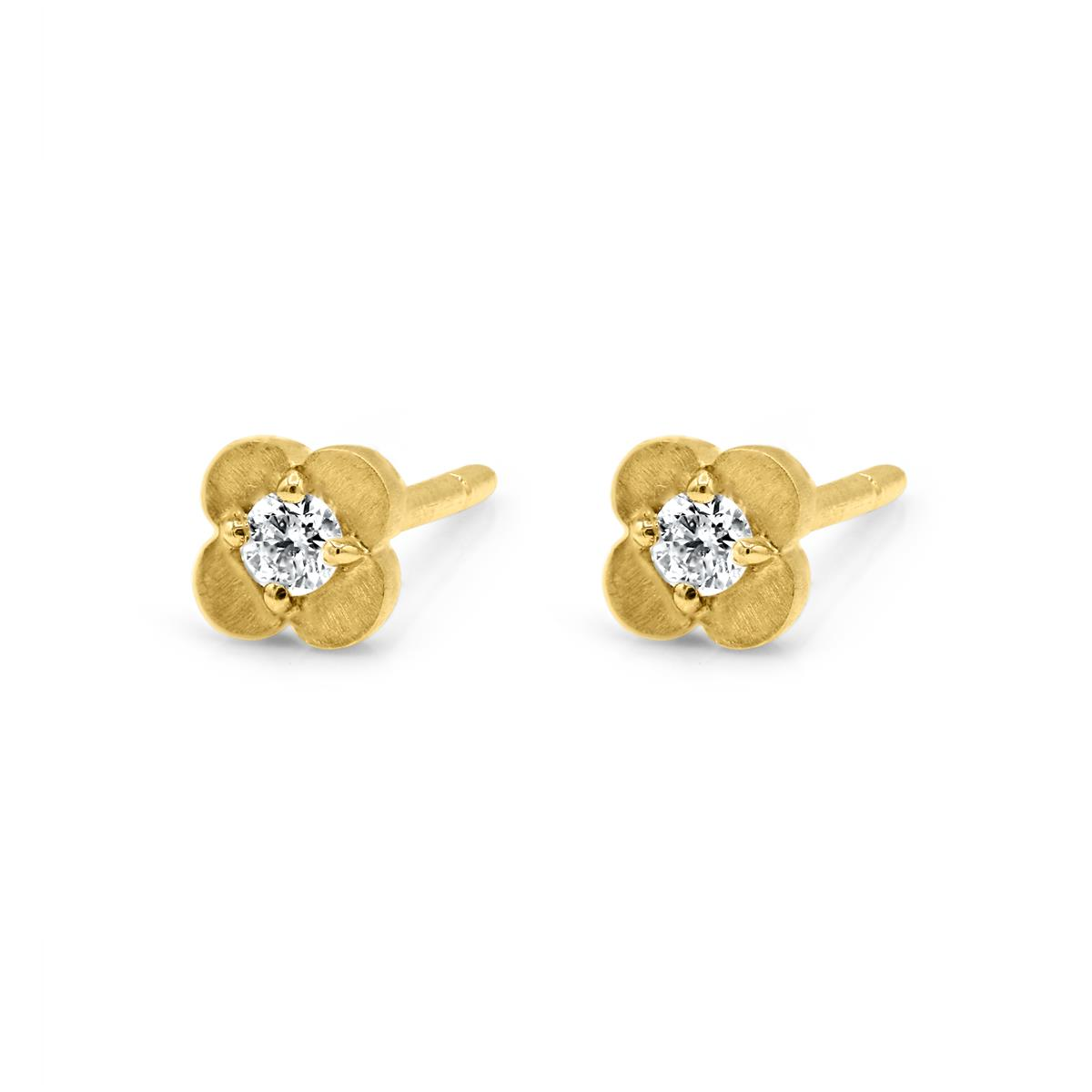Deze elegante oorstekers in mat goud met verfijnde klavervorm geven elke outfit een stijlvolle en speelse touch. Het zachte gouden oppervlak straalt warmte en klasse uit, terwijl het tijdloze vierbladmotief symbool staat voor geluk en harmonie. Subtiel, chic en perfect voor zowel dagelijks gebruik als bijzondere momenten.