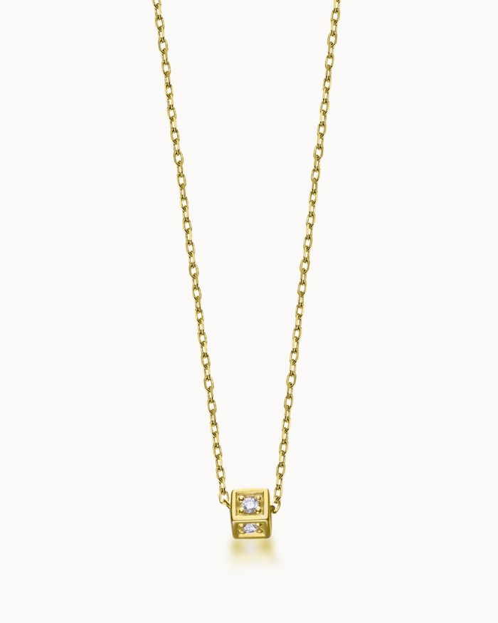 Die Kette mit Anh&auml;nger Cubo mediano Gold 750, Modellnummer GD181OA.00, besticht durch ihr elegantes Design aus 18-kar&auml;tigem Gold und einem 0,044 ct Diamanten. Diese Halskette in der Farbe Wei&szlig; passt hervorragend zu festlichen Anl&auml;ssen und eleganter Kleidung. Tragen Sie sie als edles Highlight zu einem schlichten Kleid oder einem stilvollen Business-Outfit. Perfekt f&uuml;r besondere Anl&auml;sse.