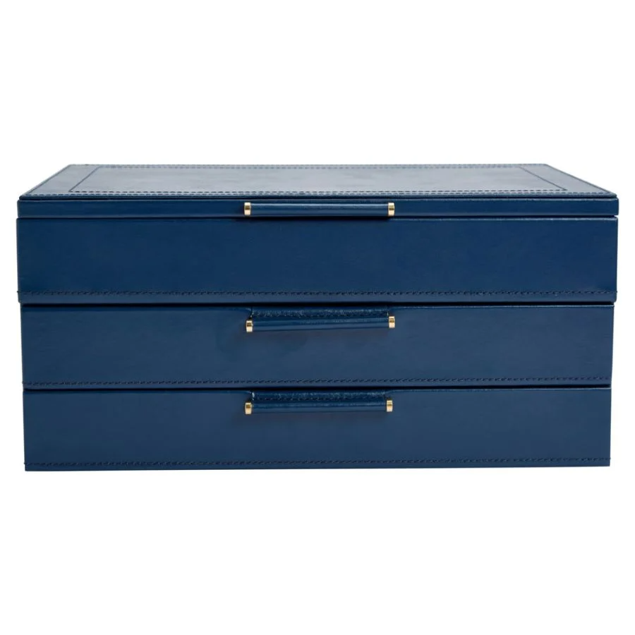 Klassiek ontmoet hedendaags met de Sophia-collectie. De Sophia sieradendoos met lades is ontworpen om sieraden te beschermen met stijl en functie in gedachten en is perfect om de meest gevarieerde sieradencollecties netjes te organiseren in glad, duurzaam leer.