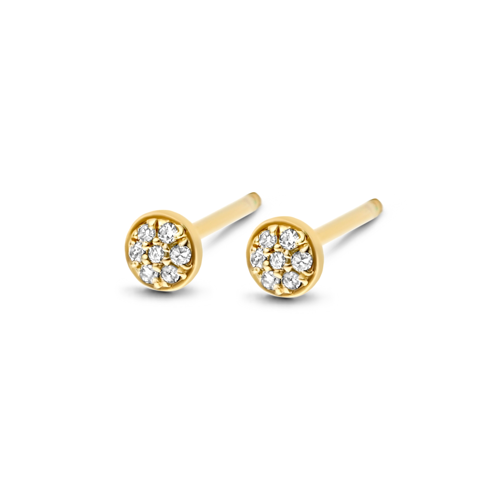 "Minder is meer" - onze First Diamond oorknopjes zijn de perfecte belichaming van dit credo. Als u uw eerste stappen zet in de wereld van diamanten sieraden, dan zijn deze oorbellen wellicht precies wat u zoekt om de luxe uitstraling te bereiken. Elk oorknopje is bezet met 7 fonkelende diamanten die de illusie wekken van 1 betoverende diamant. Gemaakt van sterling zilver, verguld met zilverrhodium of 18-karaats geel- of ros&eacute;goud vermeil.