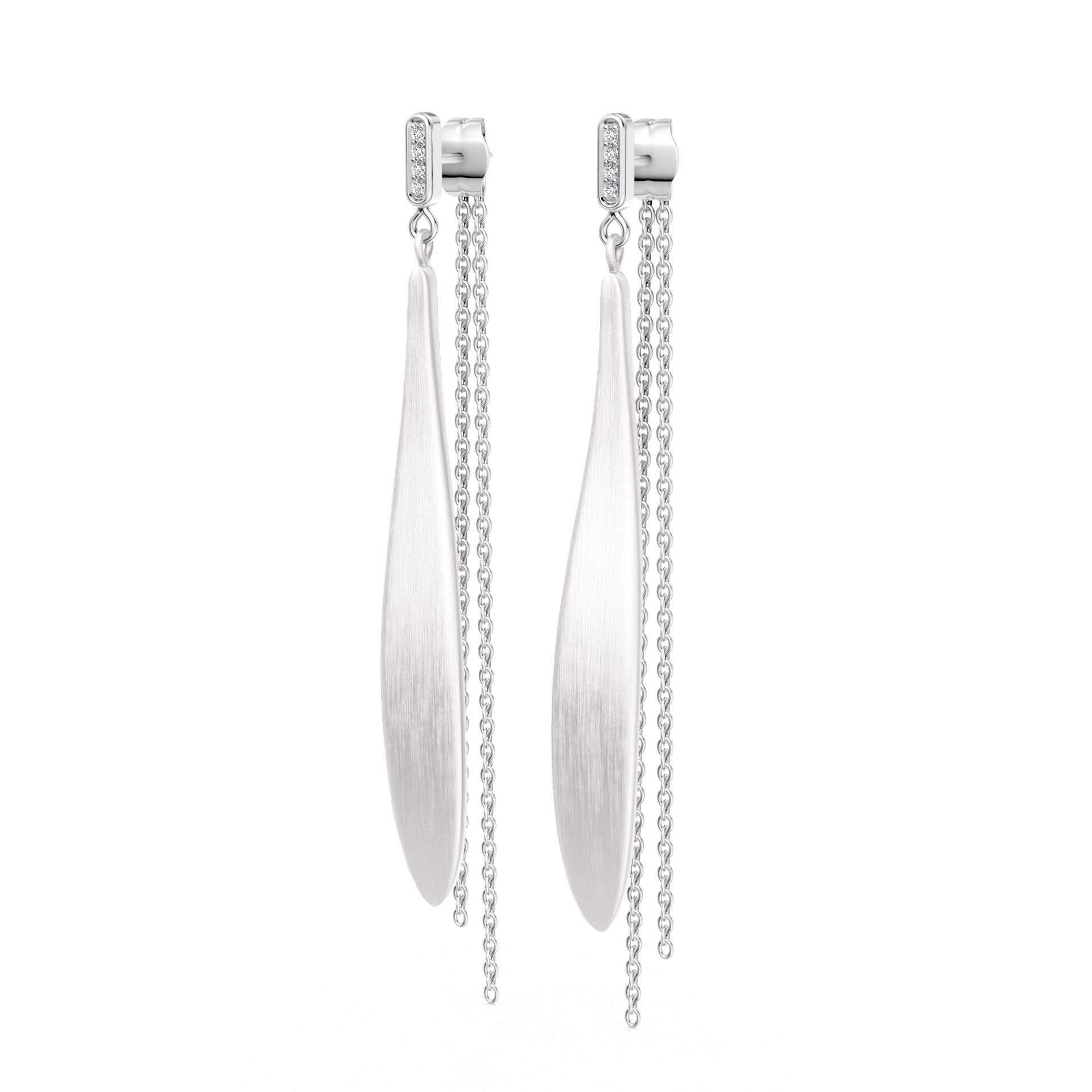 Elegant en modern tegelijk, combineren deze geborstelde oorbellen langwerpige vormen met acht witte diamanten voor een verfijnde schittering. De gelaagde kettinkjes zorgen voor beweging en een lichte uitstraling. Vervaardigd in 925 sterling zilver.