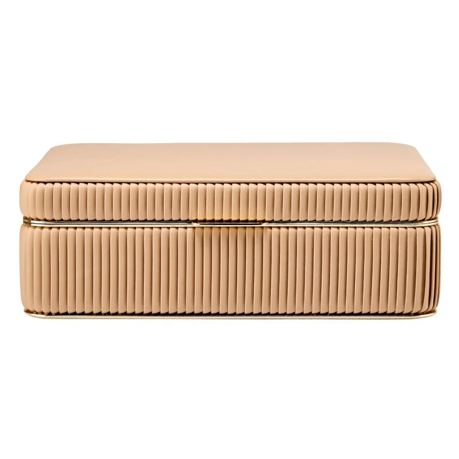 De Bella Medium Sieradendoos brengt weelde en verfijning met haar gladde veganistische leren deksel, perfect geplooide zijkanten en een gouden afwerking binnen frame en beslag. Binnenin vind je drie met LusterLoc&trade; beklede afneembare sieradenbakjes met 10 vakken voor kettingen, ringen, armbanden en oorbellen, evenals ruimte voor een uiterst handige, afneembare veganistische leren etui met twee compartimenten om de stukken gescheiden en beschermd te houden. Gewoon prachtig.