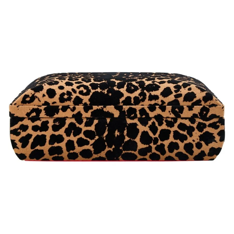 De Savanna Medium Sieradendoos is het ultieme icoon van een kaptafel. De tijdloze luipaardprint buitenkant voelt direct zacht aan, terwijl het dramatische rode LusterLoc-interieur&trade; elk onderdeel beschermt tegen aanslag en krassen. Verfijnd en gedurfd. Hier ontmoet statement en alledaagse verwennerij.