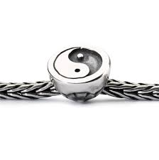 Het leven bestaat uit dag en nacht, in- en uitademen, spanning en ontspanning. Al deze elementen komen samen in deze drijvende Yin Yang-kraal.