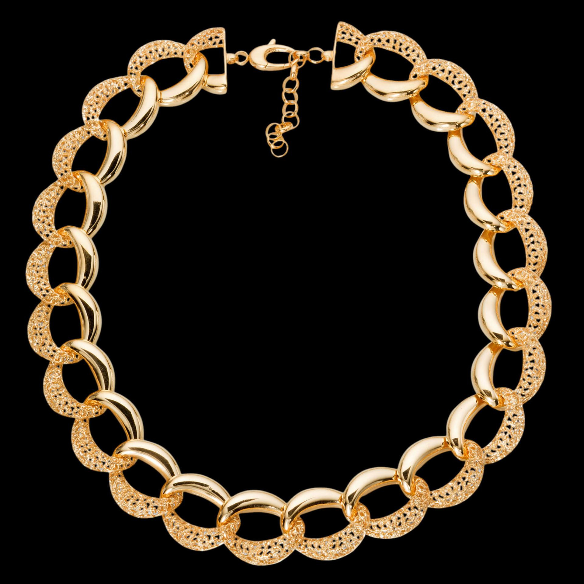 Bijzondere vergulde  schakelketting, waarbij de ene helft van de schakels hoogglans gepolijst is en de andere helft fijn kantbewerkt. Een uniek collier dat elegant rond de hals valt.