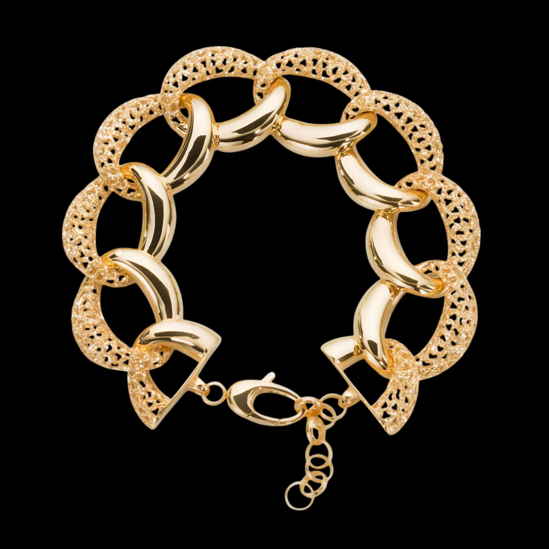This unique gold-plated cubanlink bracelet features a high-gloss polished half and delicately laced half. A unique bracelet that drapes elegantly around the wrist. 19cm