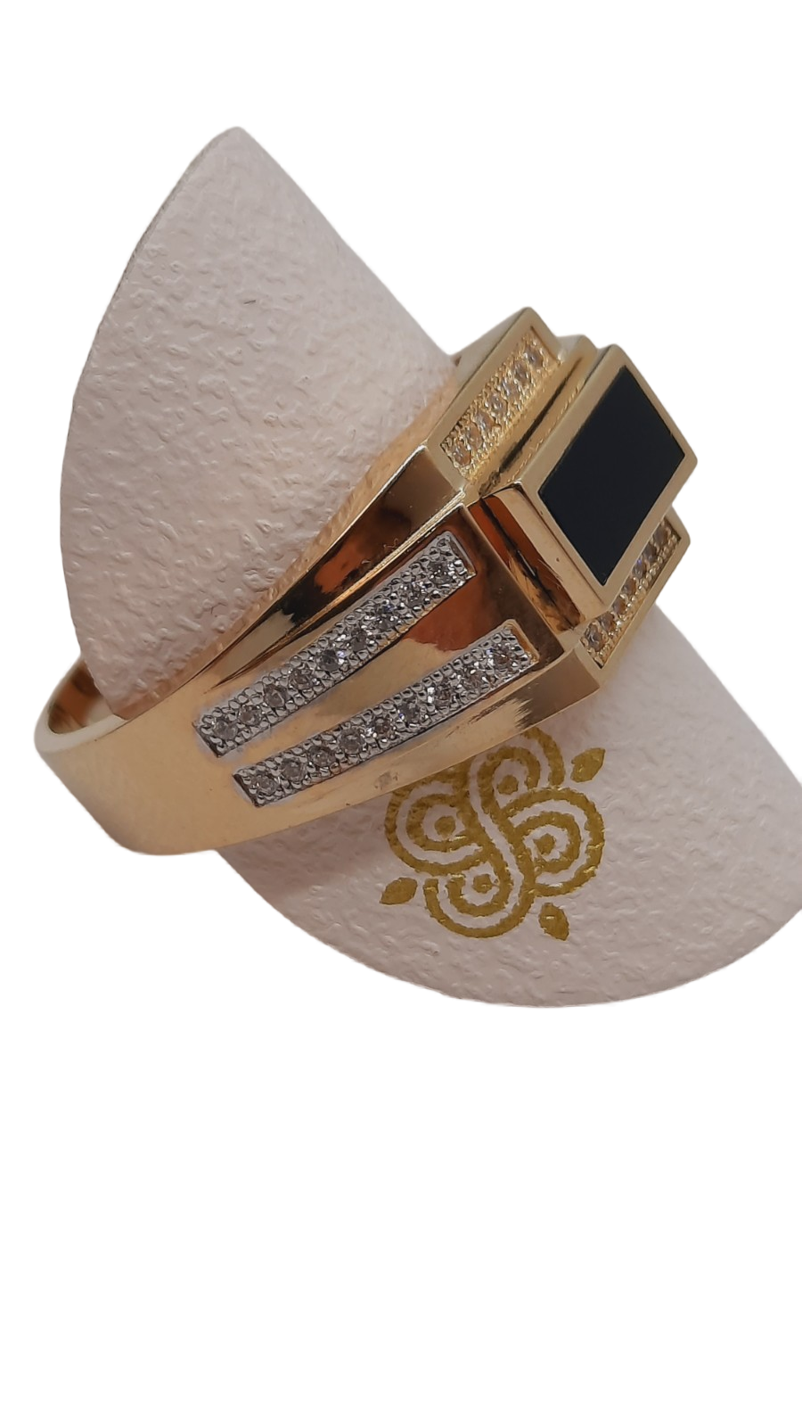 De gouden herenring met modelnummer 00075 is een stijlvolle accessoire voor elke gelegenheid. Gemaakt van 14 karaat goud, straalt deze ring elegantie en klasse uit. Met een maat van 66 is het perfect voor dagelijks gebruik of speciale gelegenheden. Draag het solo of gecombineerd met andere sieraden voor een verfijnde look.