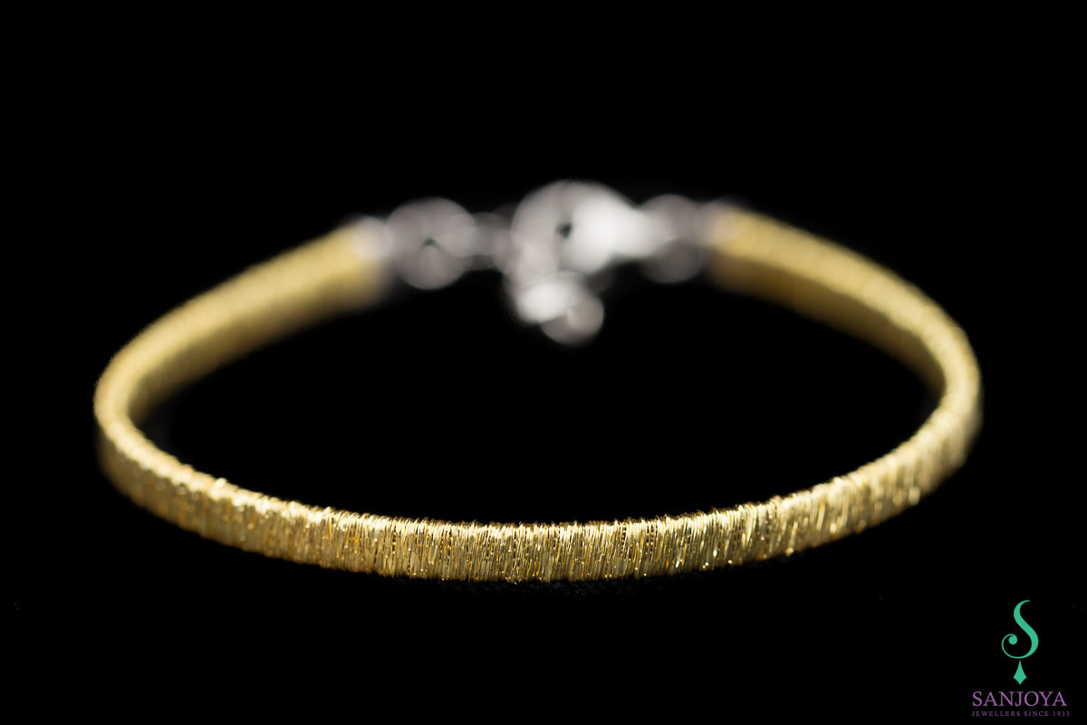 Leuk en verfijnd armbandje van verguld sterling zilver. Te verkrijgen in verschillende diktes en maten met verlengstuk. Geschikt voor zowel dunne als brede pols. Mooi in combinatie met de andere kleuren zilver, grijs of ros&eacute; 17 tot 20cm