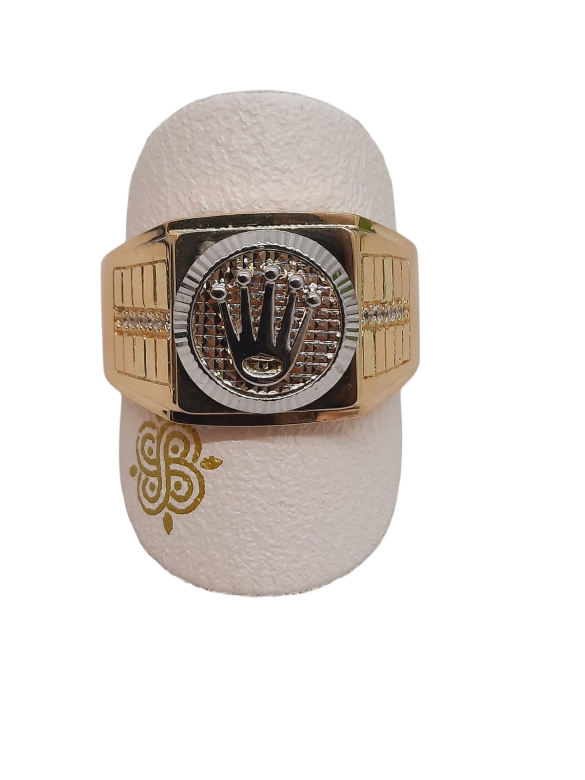 De gouden herenring model 000123 is gemaakt van 14-karaats goud en heeft een juwelformaat van 64. De ring heeft een gouden kleur, waardoor het een klassieke, tijdloze uitstraling heeft. Draag deze elegante ring bij formele en casual gelegenheden om een stijlvolle statement te maken. Perfect als aanvulling op een zakelijke of chique outfit.