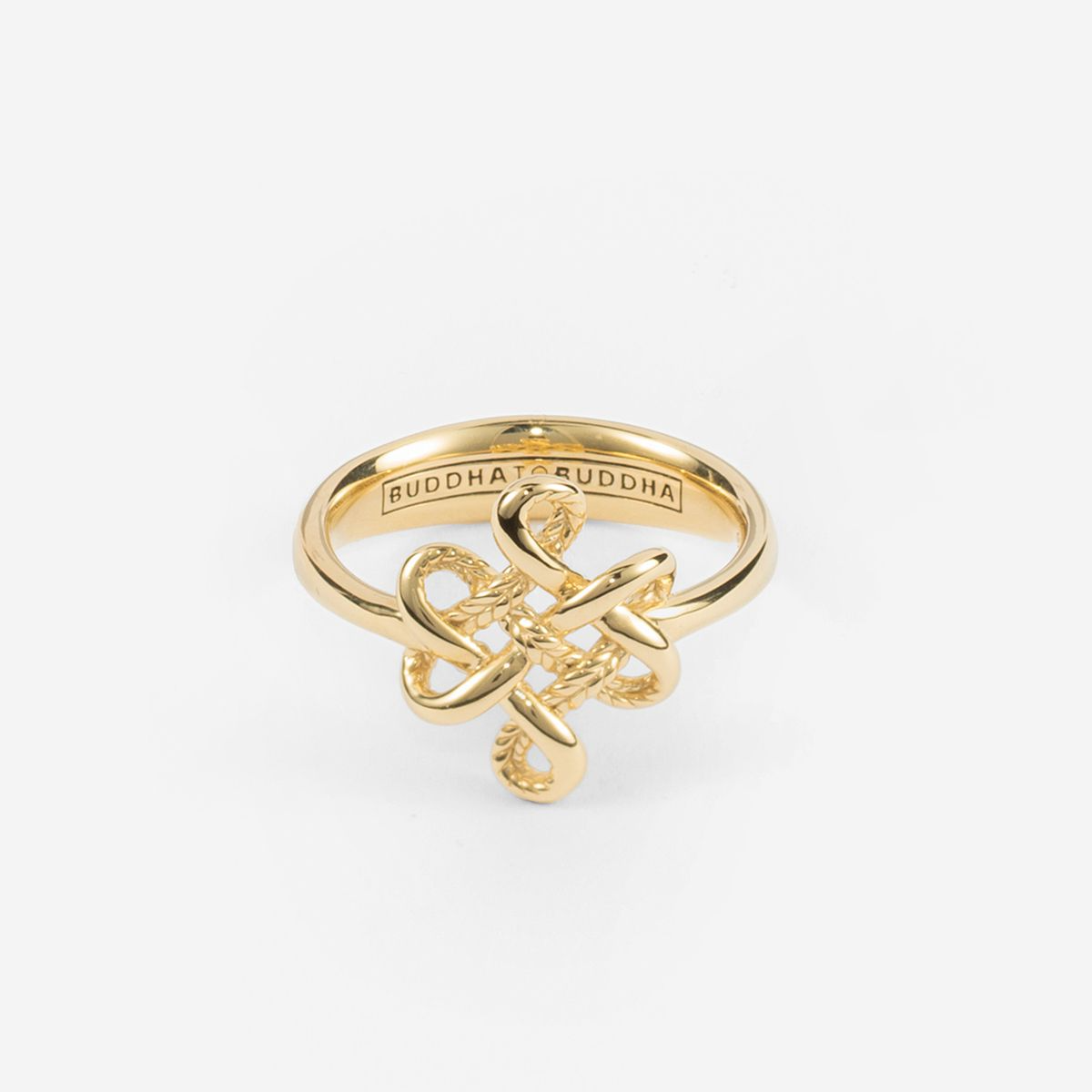 Deze Ring Endless Knot Gold Vermeil, modelnummer 001J022140221, is een verfijnde sieradenstuk van een ongekend merk. Met het boeddhistische symbool 'endless knot', symboliseert het eeuwige harmonie en verbondenheid. Het is perfect te dragen als een dagelijkse herinnering aan innerlijke rust en balans. Ideaal als statementring of gelaagd met andere ringen.