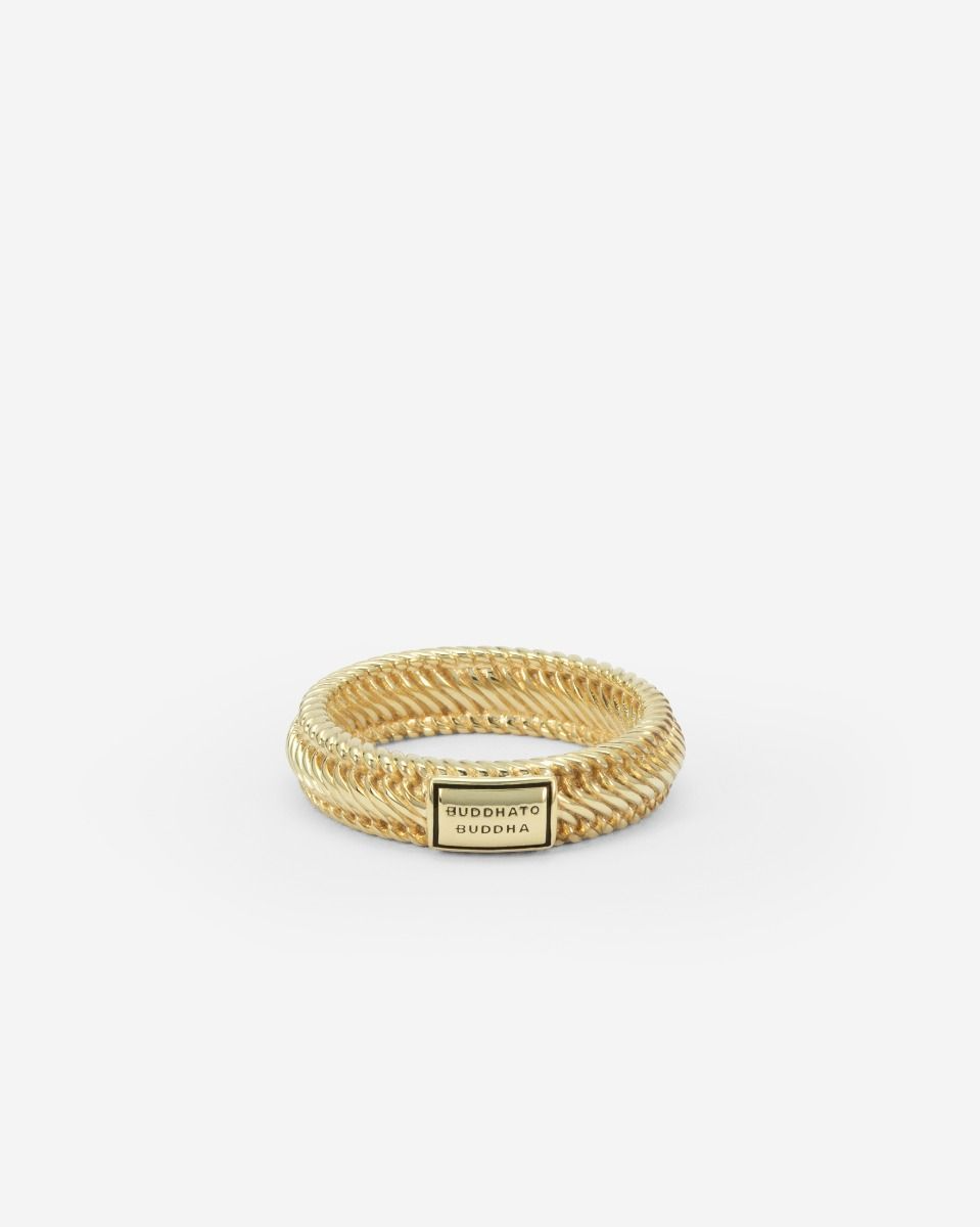 De Edwin Mini Ring Gold Vermeil, modelnummer 001J02809E921, is een verfijnde sieradenstuk van de categorie JEWEL, specifiek RING. Dit elegante gouden ringetje voegt een subtiele klasse toe aan elke outfit. Draag het solo voor een minimalistische look of combineer met andere ringen voor een gelaagde stijl. Perfect voor dagelijkse elegantie.