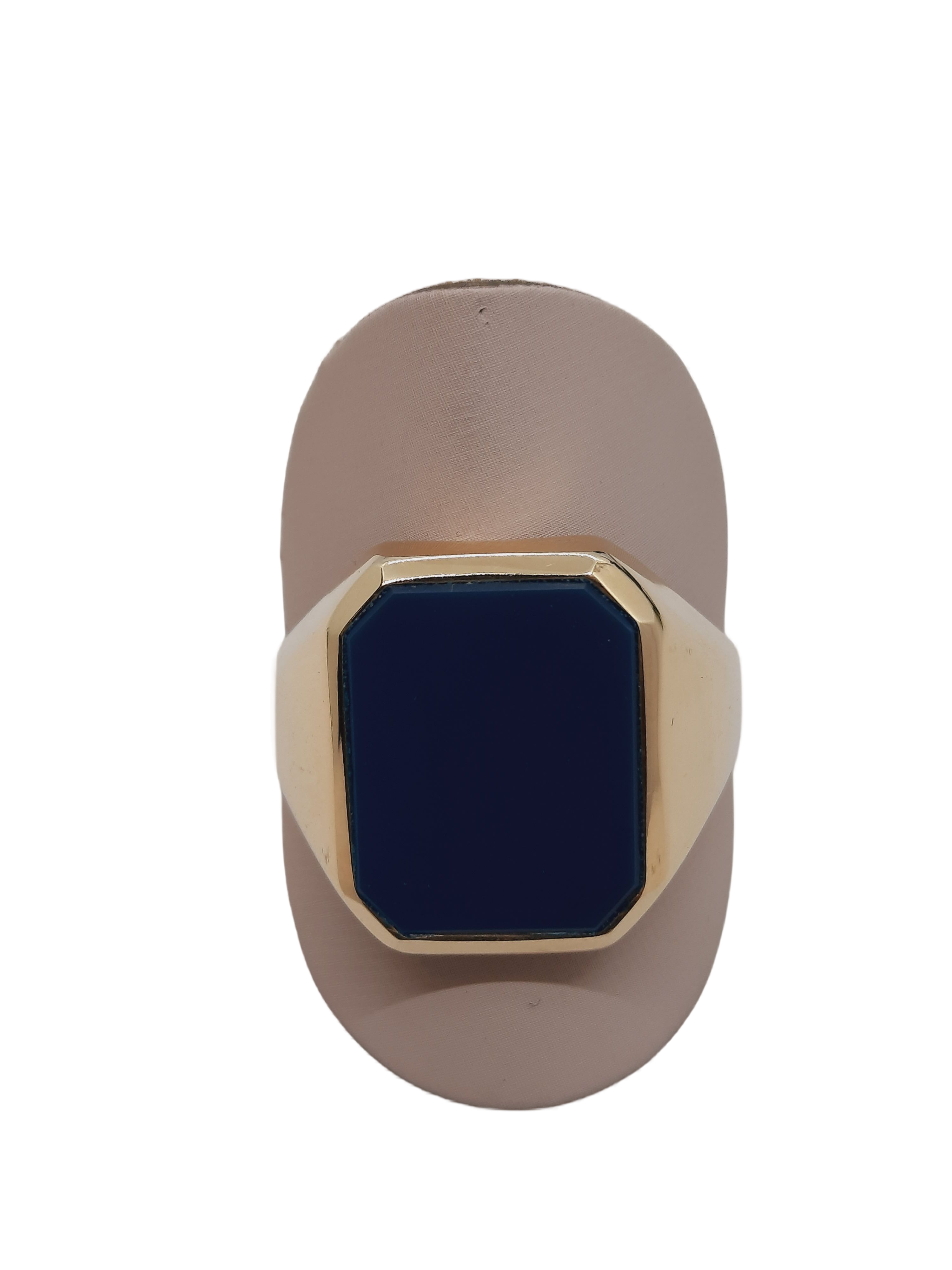 Deze gouden herenring, modelnummer 000114, is een verfijnde zegelring van 14 karaats goud. Met zijn goudkleurige uitstraling voegt hij een vleugje elegantie toe aan elke outfit. Draag hem aan de ring- of pinkvinger voor een klassieke look. Perfect voor zowel formele gelegenheden als dagelijkse elegantie. Voeg stijl en verfijning toe aan je collectie met deze tijdloze ring.