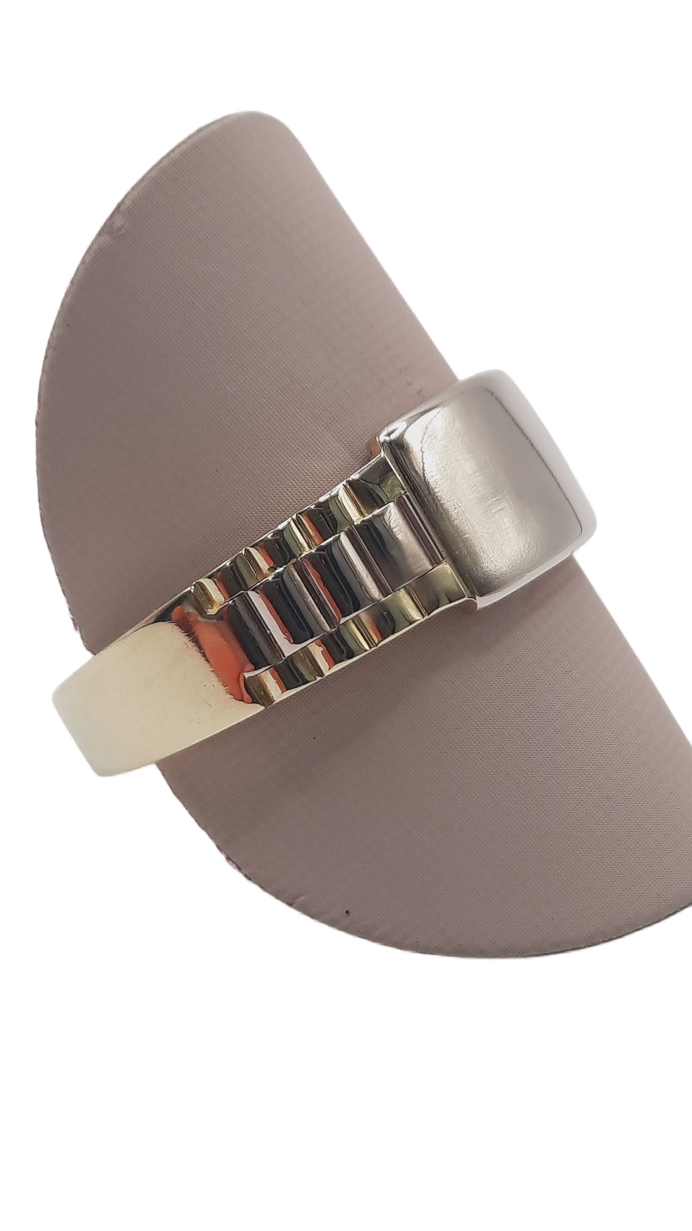 De gouden herenring, modelnummer BREA-0002557, is vervaardigd van 14-karaats goud en heeft een glanzende afwerking. Met een gewicht van 7,72 gram en maat 62, is deze ring perfect voor elke gelegenheid. De goud-zilver kleurige uitstraling maakt het een veelzijdig accessoire. Draag deze stijlvolle ring voor een verfijnde en elegante look.