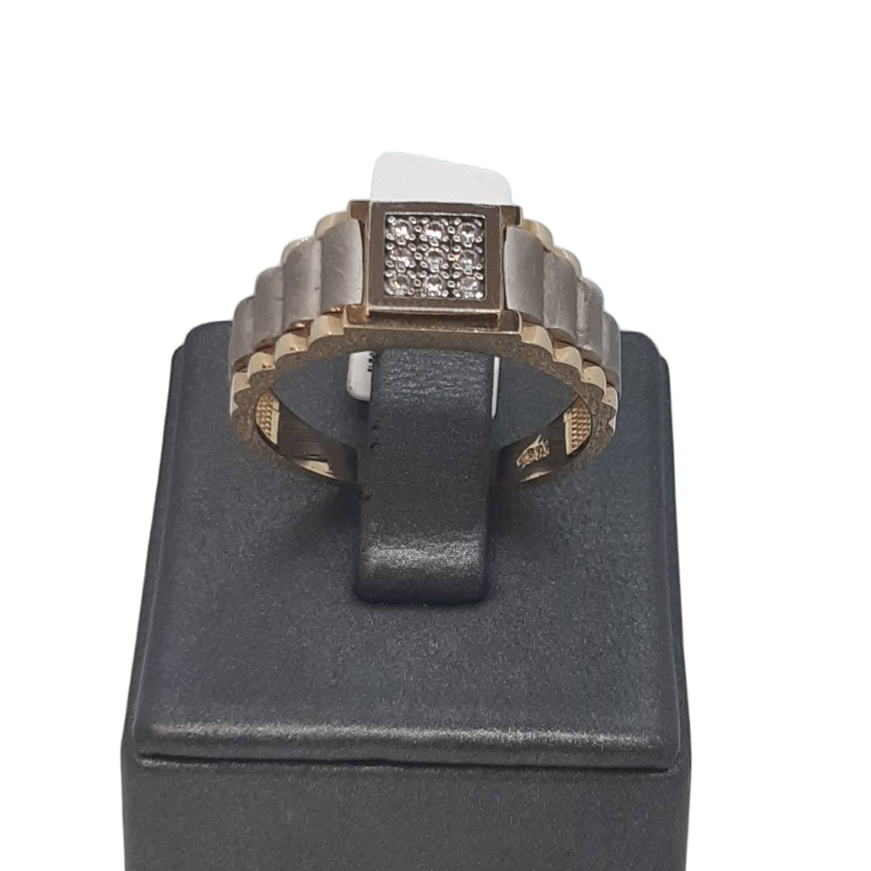 De gouden ring met modelnummer BREA-0001847 is vervaardigd van 14-karaats goud, met een glanzende afwerking en een gouden kleur. De ringmaat is 63. Het is een elegant sieraad dat perfect om de vinger draagt voor zowel dagelijks gebruik als speciale gelegenheden. Combineer met andere gouden sieraden voor een complete look.