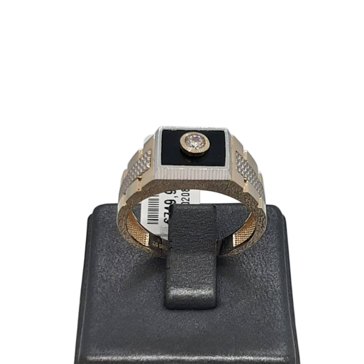De gouden ring met modelnummer BREA-0001845 is een elegante accessoire van een ongekend merk. Deze 14kt ring is gemaakt van goud en heeft een schitterende glans. Met een ringmaat van 63 en een opvallende zwarte kleur is het een echte blikvanger. Draag deze ring als een statement piece om elke outfit te verrijken.