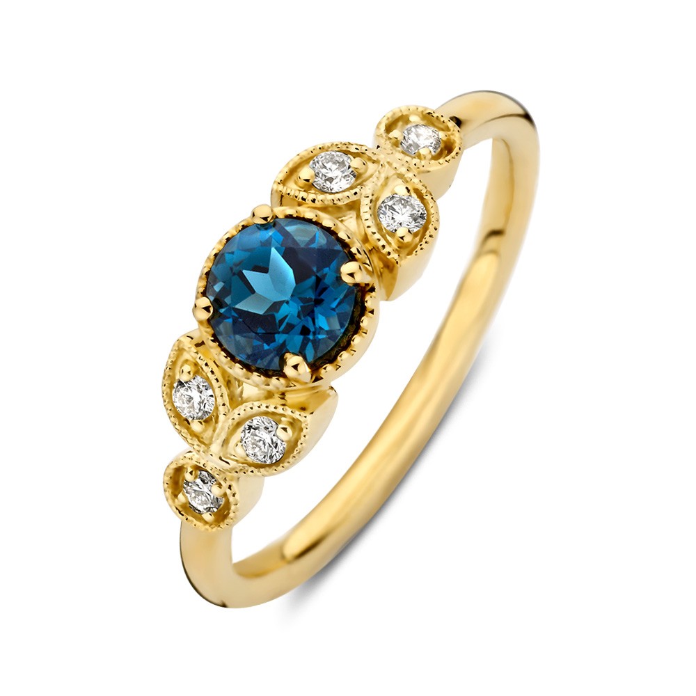 Excellent Jewelry geelgouden ring met london blue topaas en briljant.
Deze geelgouden ring met London Blue topaas heeft een vintage uitstraling. De blauwe topaas vormt het hart van de geelgouden ring en wordt aan beide zijden omlijst door briljanten in een speelse zetting. Een prachtig sieraad voor wie houdt van vintage sieraden en de bijzondere kleur van London Blue topaas.
