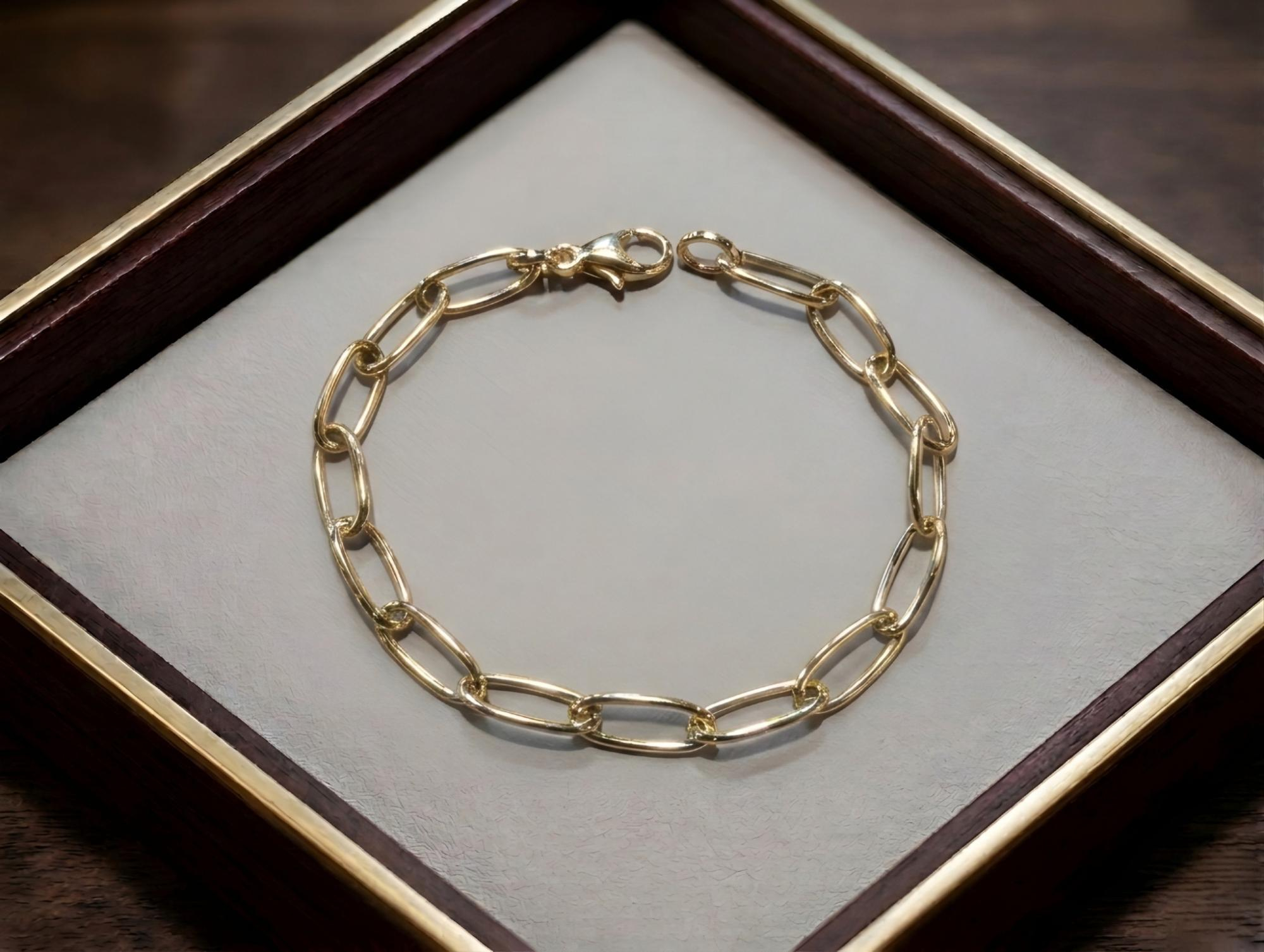 Een 8 Karaat schakel armband met een massieve 925 Sterling zilveren kern. 
Het 8 karaat weegt totaal 3,7 Gram en bevat 33,3% Goud.
