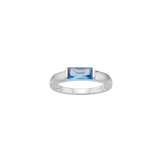 Der Silber Ring blau FACET in Gr&ouml;&szlig;e 56 vereint Eleganz und Stil. Obwohl er als Anh&auml;nger kategorisiert ist, kann er auch als markanter Ring getragen werden. Ideal f&uuml;r besondere Anl&auml;sse oder als t&auml;glicher Hingucker. Kombinieren Sie ihn mit schlichter Kleidung, um den blauen Akzent zu betonen. Ein Must-Have f&uuml;r Schmuckliebhaber.