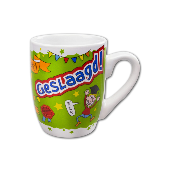 De Cartoonmok &ndash; Geslaagd Goed Gedaan is een vrolijke en opvallende geslaagd mok met een speelse cartoonstijl. De combinatie van een grappige tekening en de tekst Geslaagd goed gedaan maakt deze mok een leuk en positief cadeau voor iemand die een diploma heeft behaald.

De mok is gemaakt van stevig keramiek en valt dankzij het unieke ontwerp direct op in de winkel. Ideaal als cadeau tijdens een geslaagd feestje of diploma-uitreiking.